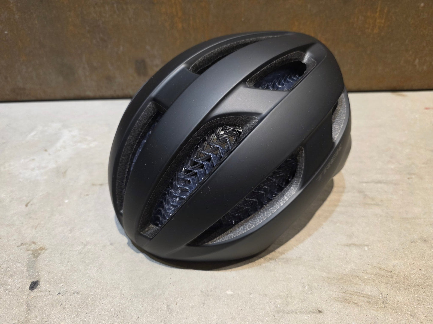 Helme von Trek, TREK STARVOS WAVECEL FAHRRADHELM / BLACK MATTE vor USEDBIKES - OB.DE Hintergrund