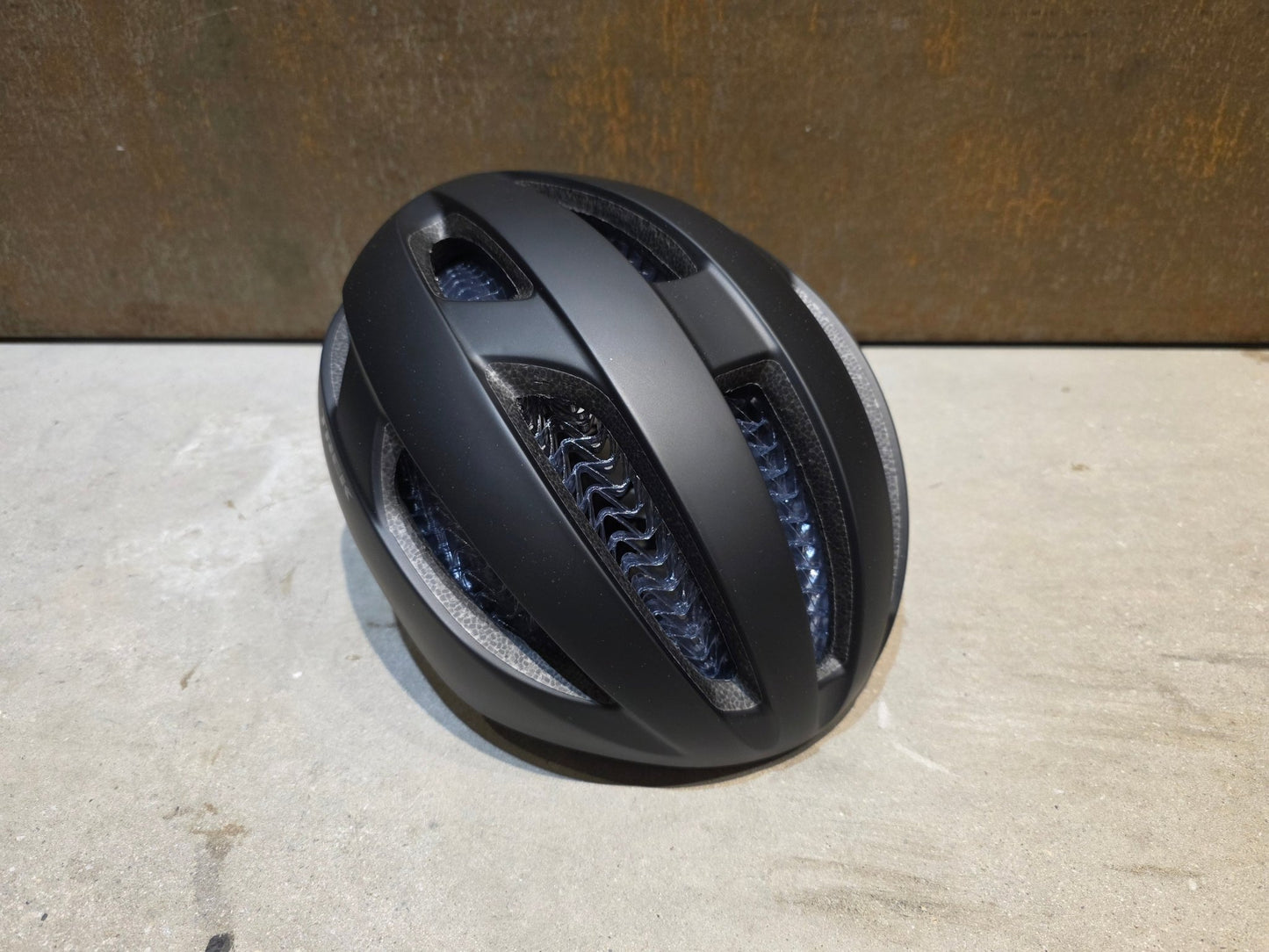 Helme von Trek, TREK STARVOS WAVECEL FAHRRADHELM / BLACK MATTE vor USEDBIKES - OB.DE Hintergrund