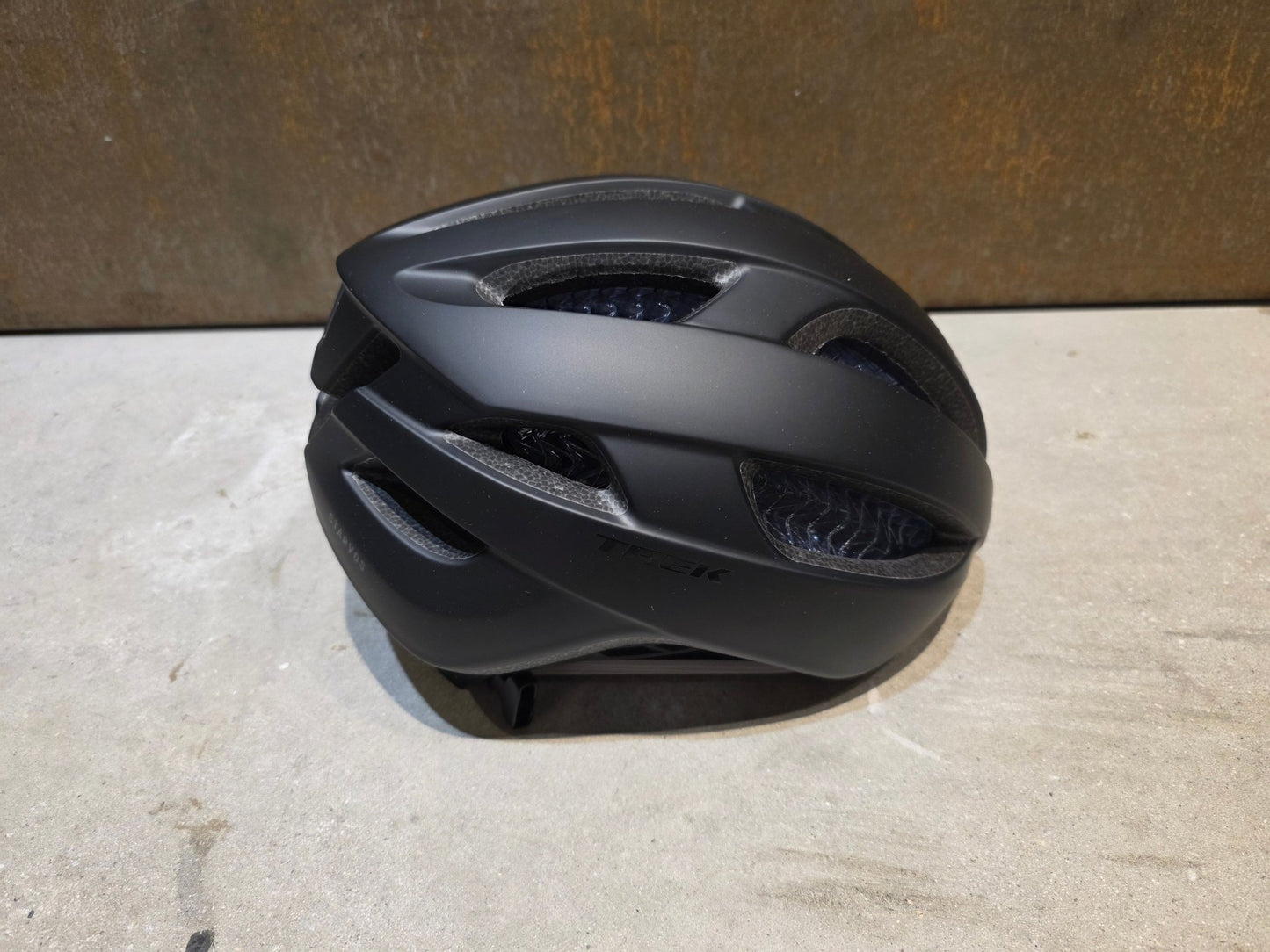 Helme von Trek, TREK STARVOS WAVECEL FAHRRADHELM / BLACK MATTE vor USEDBIKES - OB.DE Hintergrund