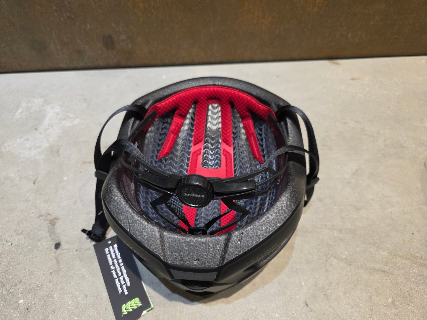 Helme von Trek, TREK STARVOS WAVECEL FAHRRADHELM / BLACK MATTE vor USEDBIKES - OB.DE Hintergrund