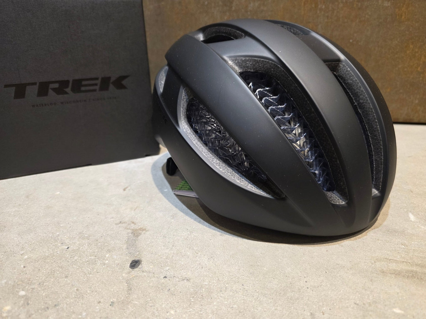 Helme von Trek, TREK STARVOS WAVECEL FAHRRADHELM / BLACK MATTE vor USEDBIKES - OB.DE Hintergrund