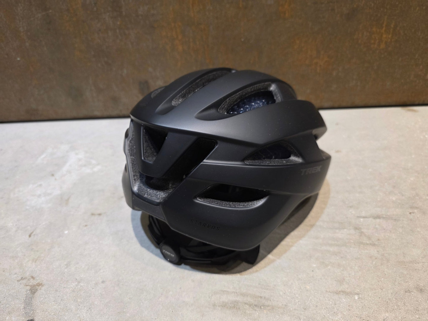 Helme von Trek, TREK STARVOS WAVECEL FAHRRADHELM / BLACK MATTE vor USEDBIKES - OB.DE Hintergrund