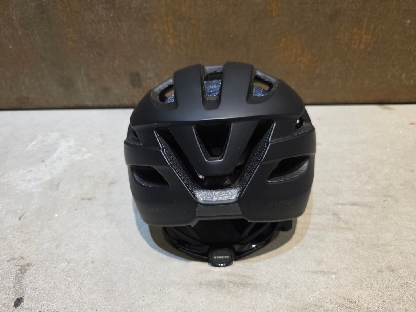 Helme von Trek, TREK STARVOS WAVECEL FAHRRADHELM / BLACK MATTE vor USEDBIKES - OB.DE Hintergrund