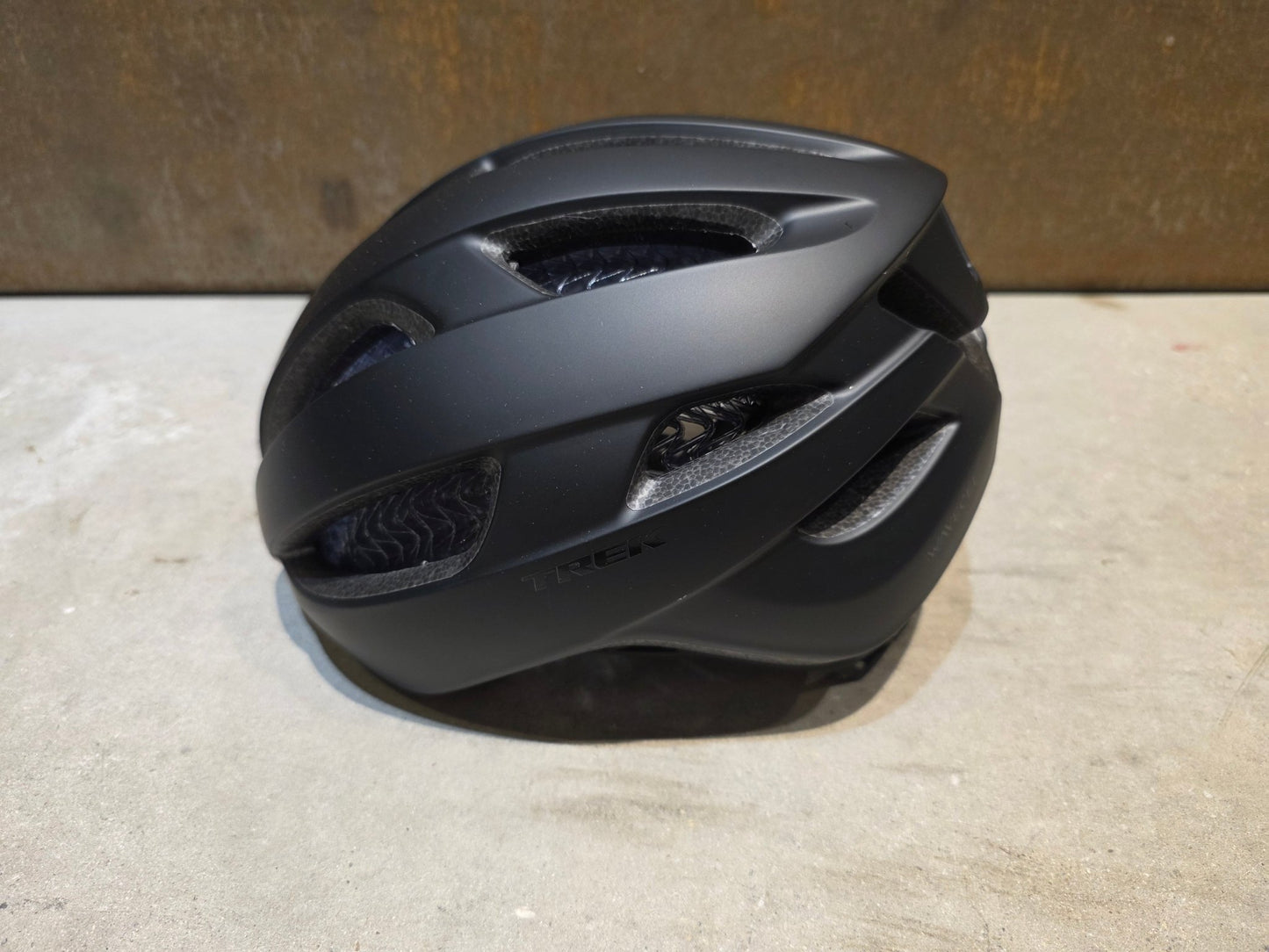 Helme von Trek, TREK STARVOS WAVECEL FAHRRADHELM / BLACK MATTE vor USEDBIKES - OB.DE Hintergrund