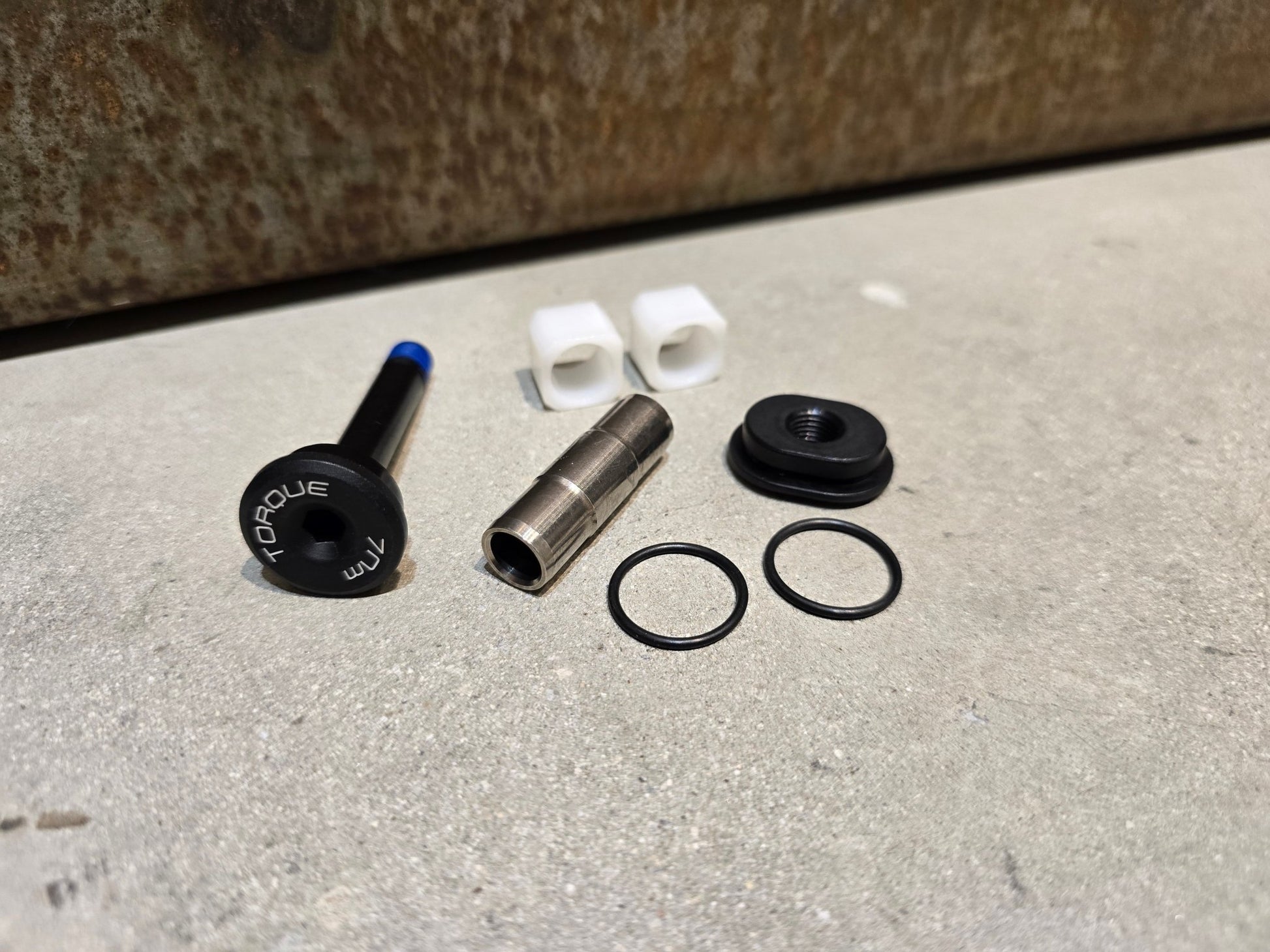 Zubehör von Trek, TREK SUPERCALIBER 29 ANTIROTATIONSBEFESTIGUNG MITTELDÄMPFER / 591627 in variant_title vor USEDBIKES - OB.DE Hintergrund