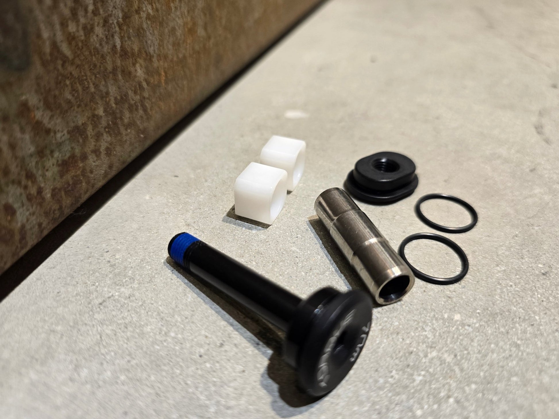 Zubehör von Trek, TREK SUPERCALIBER 29 ANTIROTATIONSBEFESTIGUNG MITTELDÄMPFER / 591627 in variant_title vor USEDBIKES - OB.DE Hintergrund