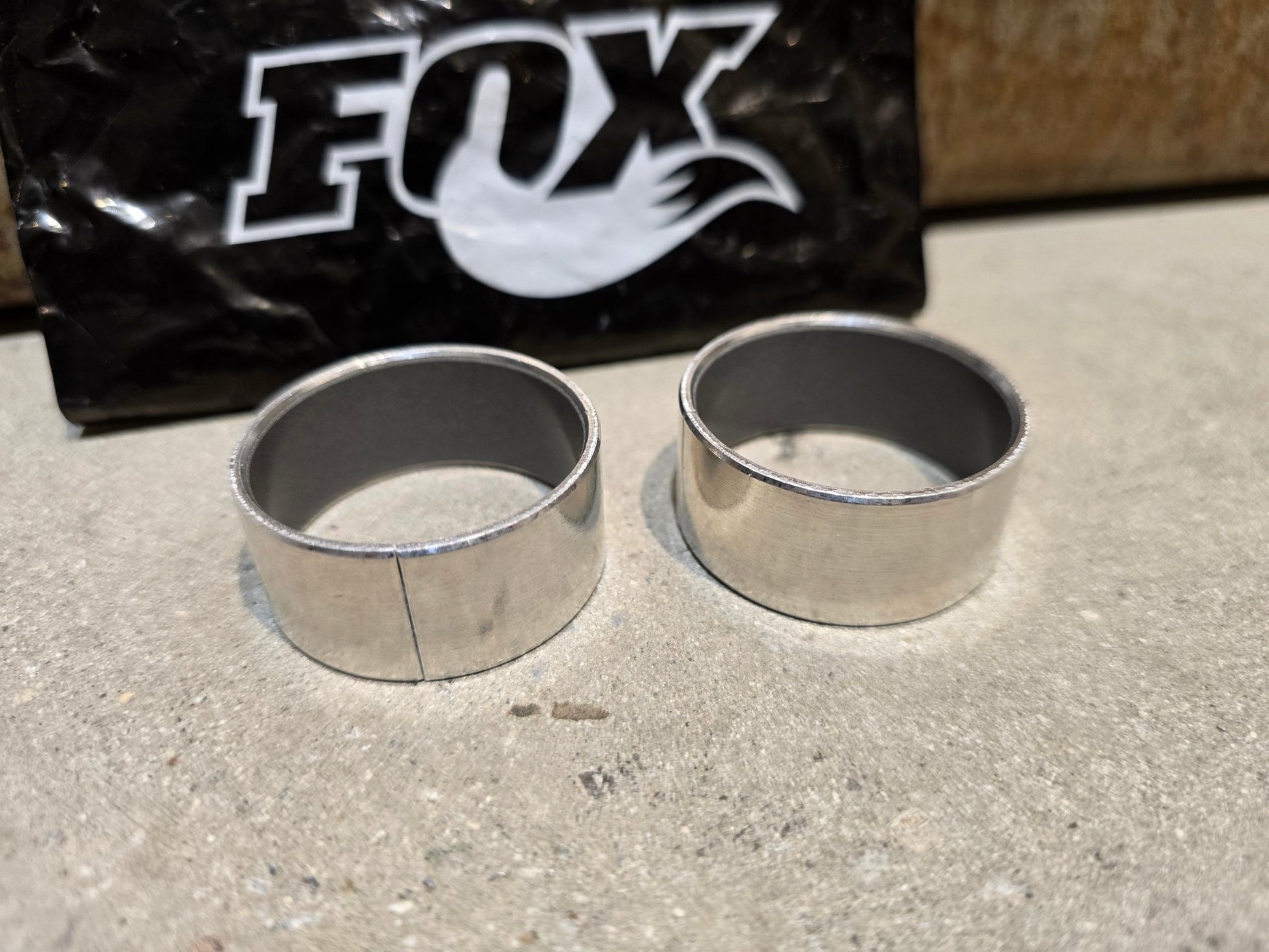 Zubehör von Trek, TREK SUPERCALIBER 29 WARTUNGSBUCHSE FÜR DÄMPFER in variant_title vor USEDBIKES - OB.DE Hintergrund