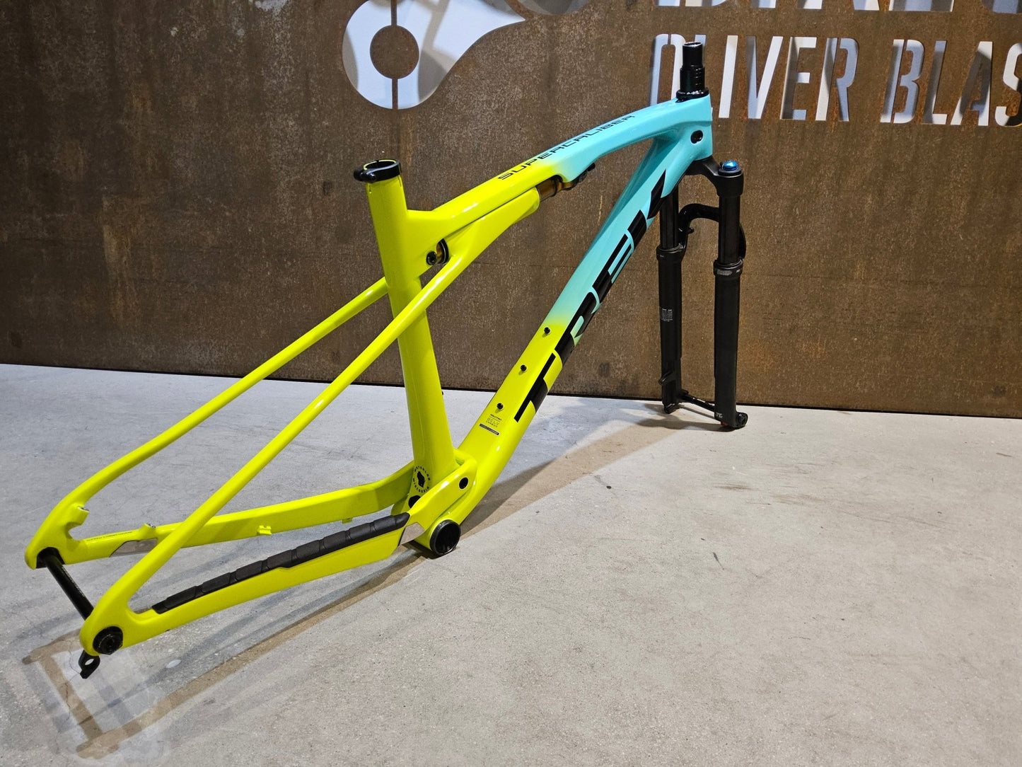 Mountainbikerahmen von Trek, TREK SUPERCALIBER GEN 1 FRAMESET INKL FEDERGABEL FOX PERFORMANCE / L vor USEDBIKES - OB.DE Hintergrund