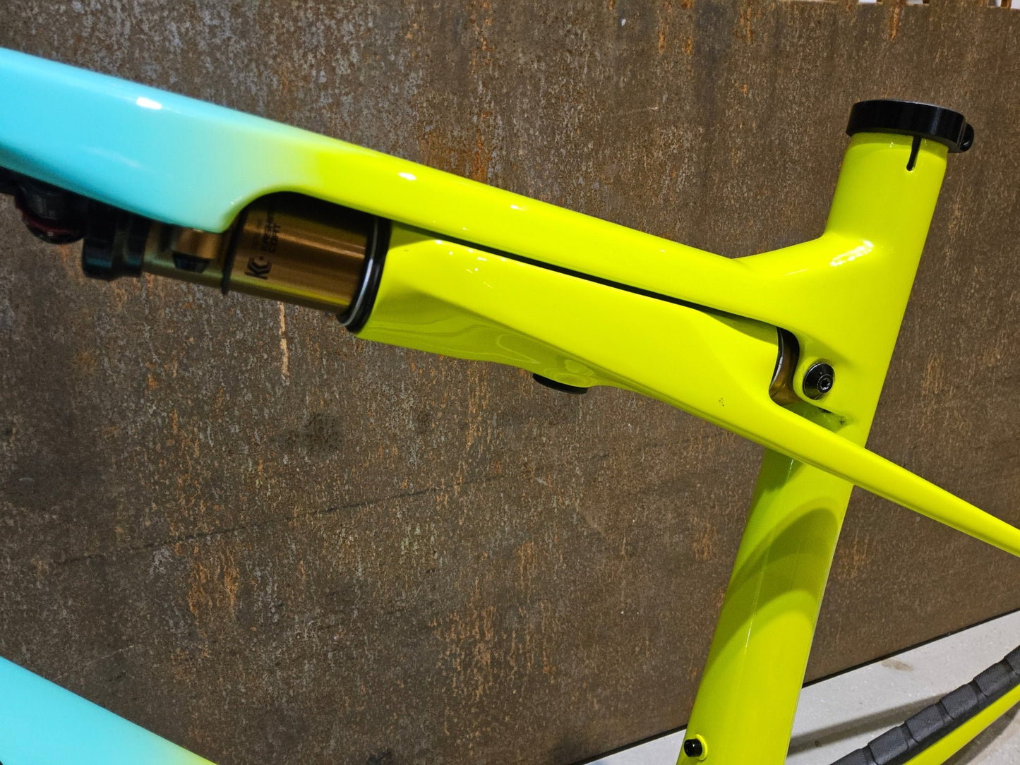 Mountainbikerahmen von Trek, TREK SUPERCALIBER GEN 1 FRAMESET INKL FEDERGABEL FOX PERFORMANCE / L vor USEDBIKES - OB.DE Hintergrund