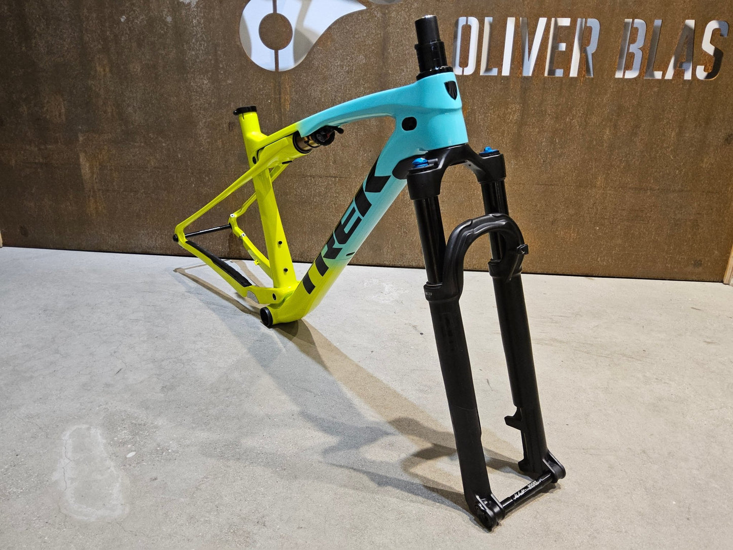 Mountainbikerahmen von Trek, TREK SUPERCALIBER GEN 1 FRAMESET INKL FEDERGABEL FOX PERFORMANCE / L vor USEDBIKES - OB.DE Hintergrund