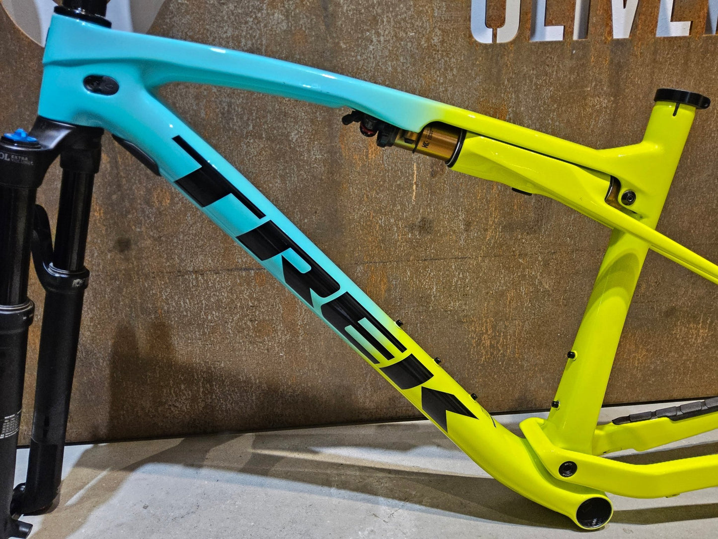 Mountainbikerahmen von Trek, TREK SUPERCALIBER GEN 1 FRAMESET INKL FEDERGABEL FOX PERFORMANCE / L vor USEDBIKES - OB.DE Hintergrund