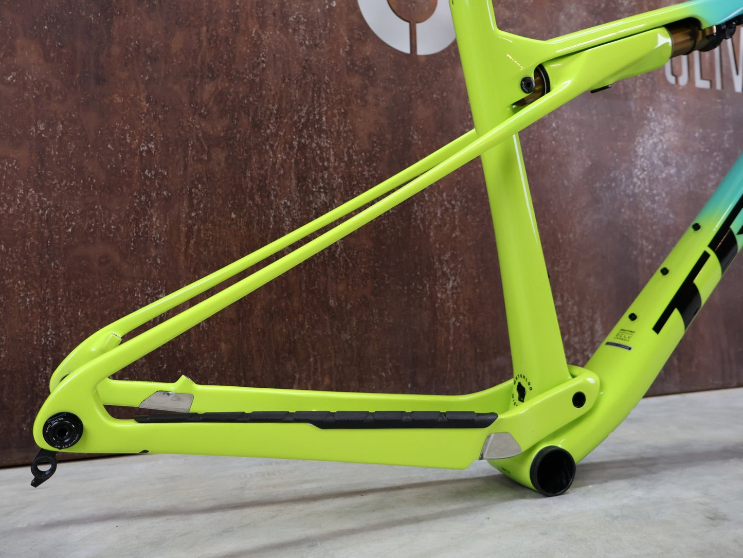 Mountainbikerahmen von Trek, TREK SUPERCALIBER GEN 1 FRAMESET INKL FEDERGABEL FOX PERFORMANCE / L vor USEDBIKES - OB.DE Hintergrund