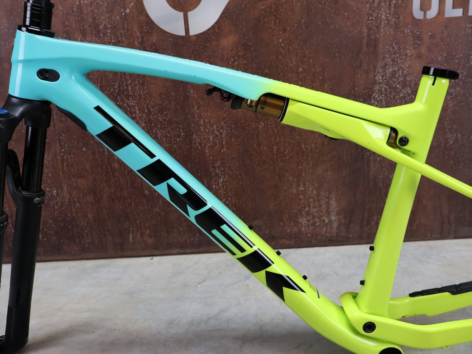 Mountainbikerahmen von Trek, TREK SUPERCALIBER GEN 1 FRAMESET INKL FEDERGABEL FOX PERFORMANCE / L vor USEDBIKES - OB.DE Hintergrund