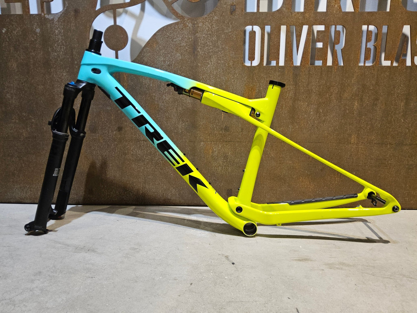 Mountainbikerahmen von Trek, TREK SUPERCALIBER GEN 1 FRAMESET INKL FEDERGABEL FOX PERFORMANCE / L vor USEDBIKES - OB.DE Hintergrund