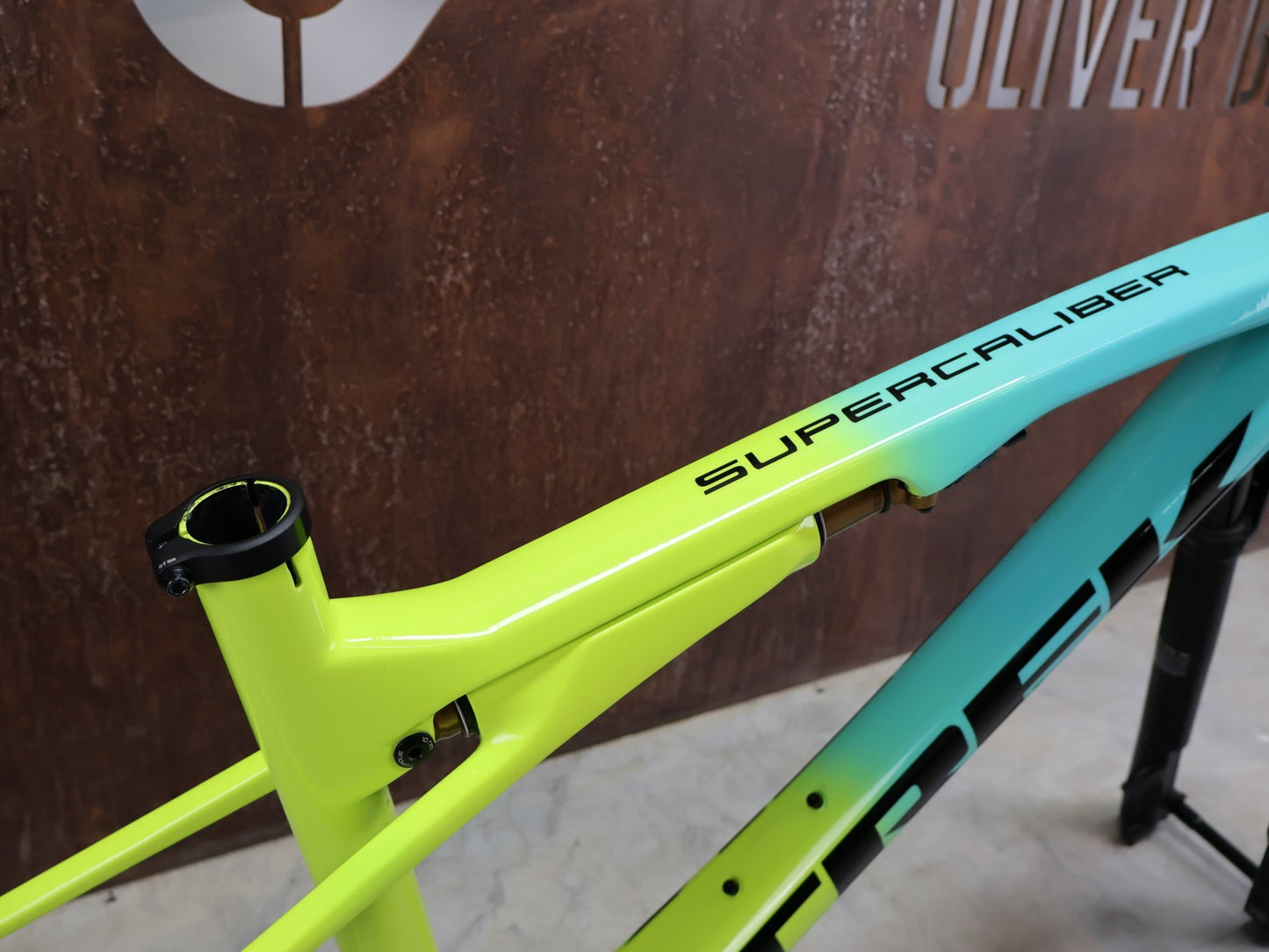 Mountainbikerahmen von Trek, TREK SUPERCALIBER GEN 1 FRAMESET INKL FEDERGABEL FOX PERFORMANCE / L vor USEDBIKES - OB.DE Hintergrund