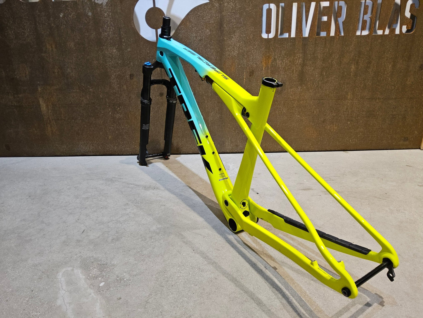 Mountainbikerahmen von Trek, TREK SUPERCALIBER GEN 1 FRAMESET INKL FEDERGABEL FOX PERFORMANCE / L vor USEDBIKES - OB.DE Hintergrund