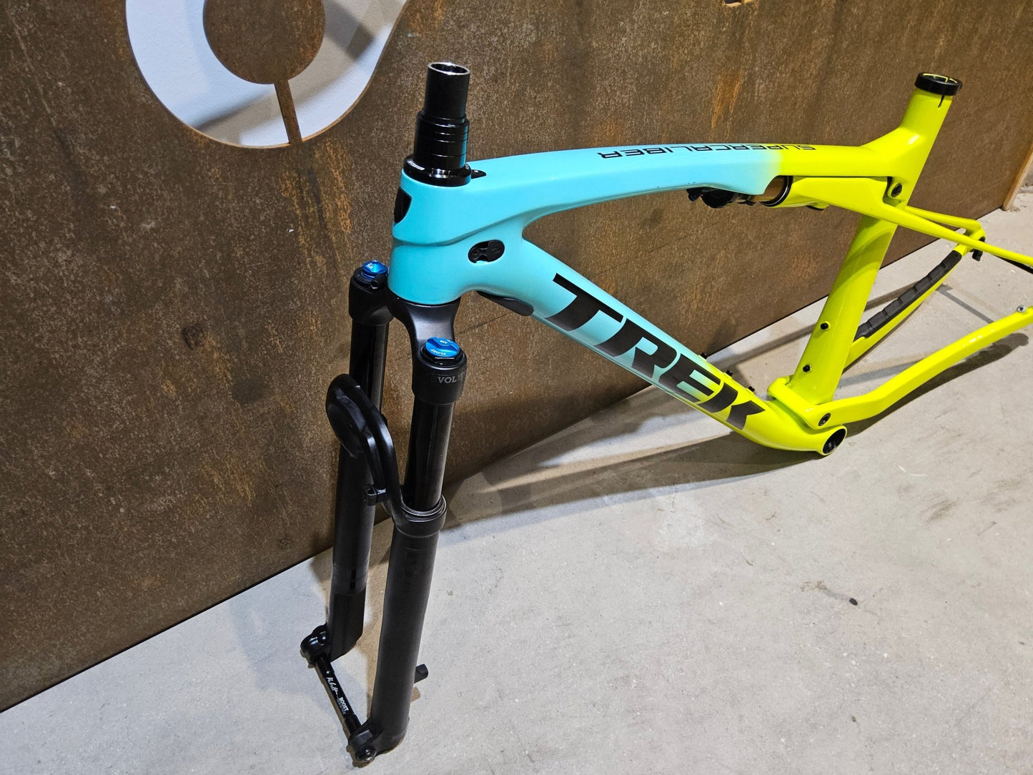 Mountainbikerahmen von Trek, TREK SUPERCALIBER GEN 1 FRAMESET INKL FEDERGABEL FOX PERFORMANCE / L vor USEDBIKES - OB.DE Hintergrund