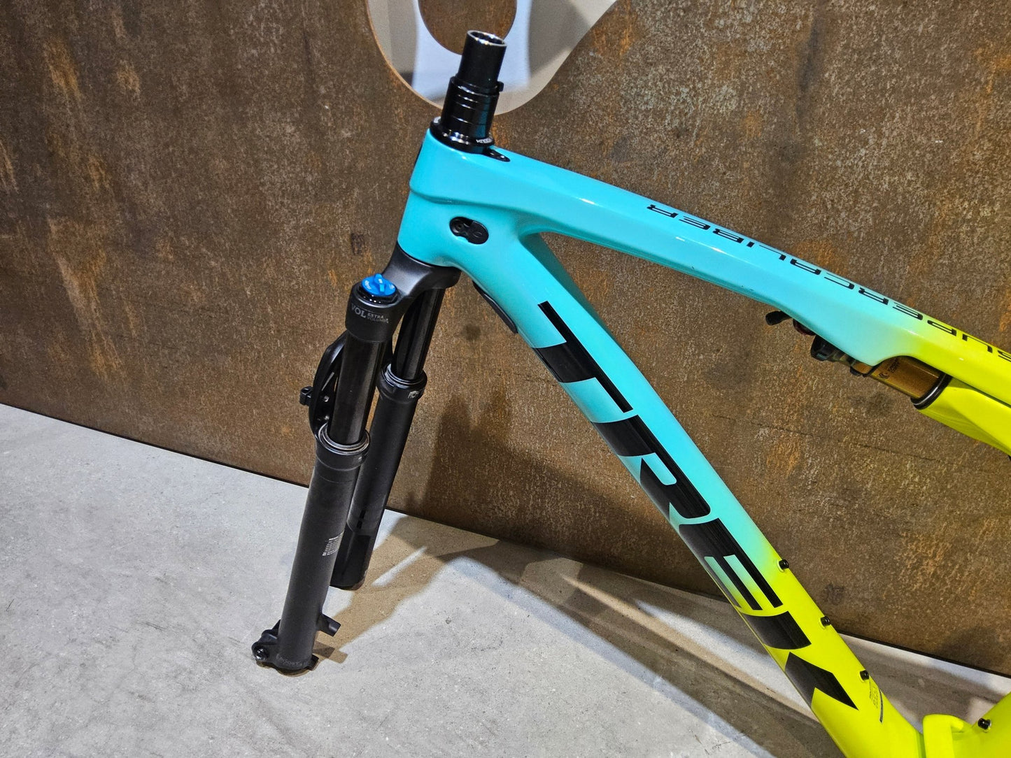 Mountainbikerahmen von Trek, TREK SUPERCALIBER GEN 1 FRAMESET INKL FEDERGABEL FOX PERFORMANCE / L vor USEDBIKES - OB.DE Hintergrund