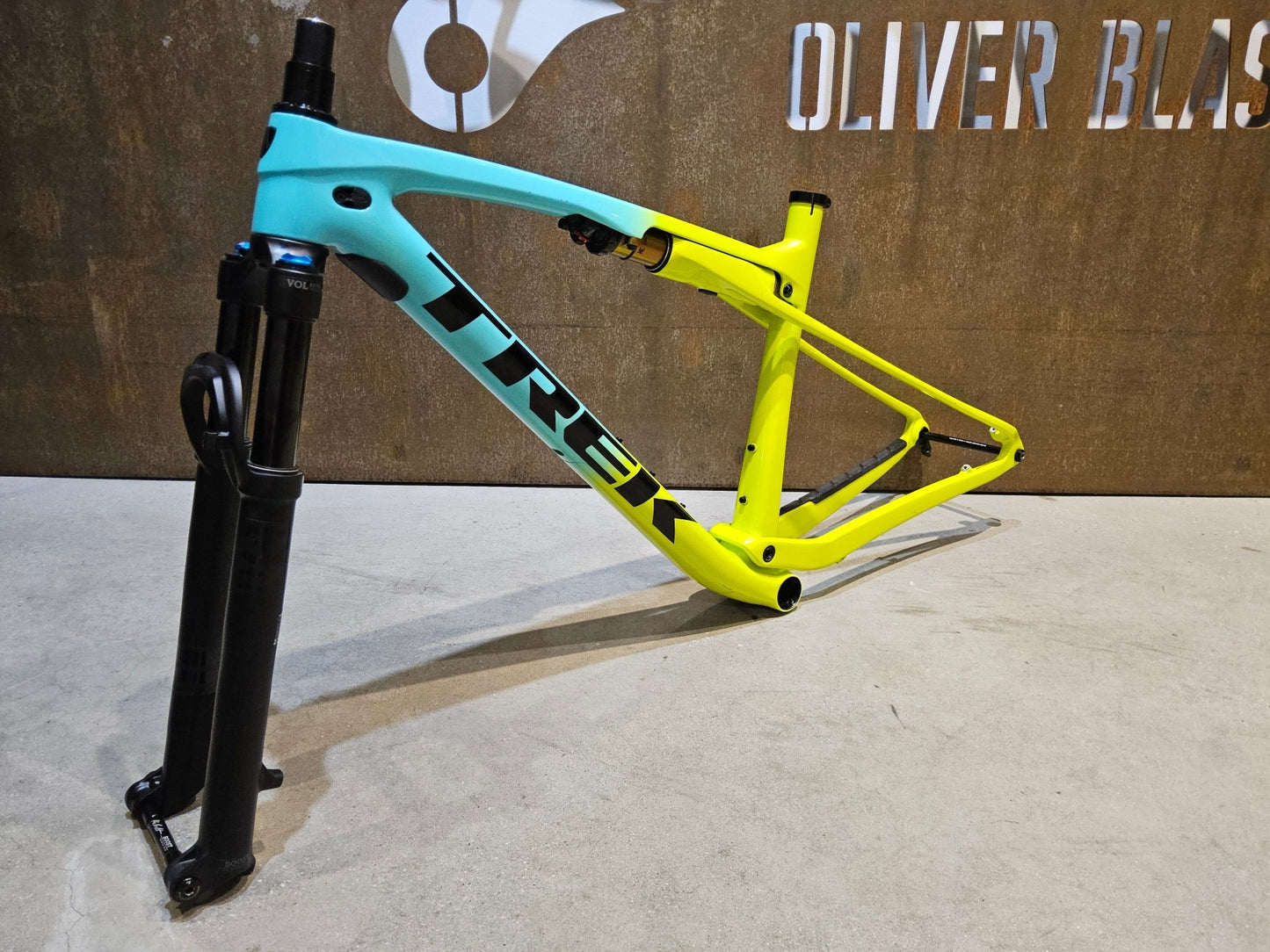 Mountainbikerahmen von Trek, TREK SUPERCALIBER GEN 1 FRAMESET INKL FEDERGABEL FOX PERFORMANCE / L vor USEDBIKES - OB.DE Hintergrund