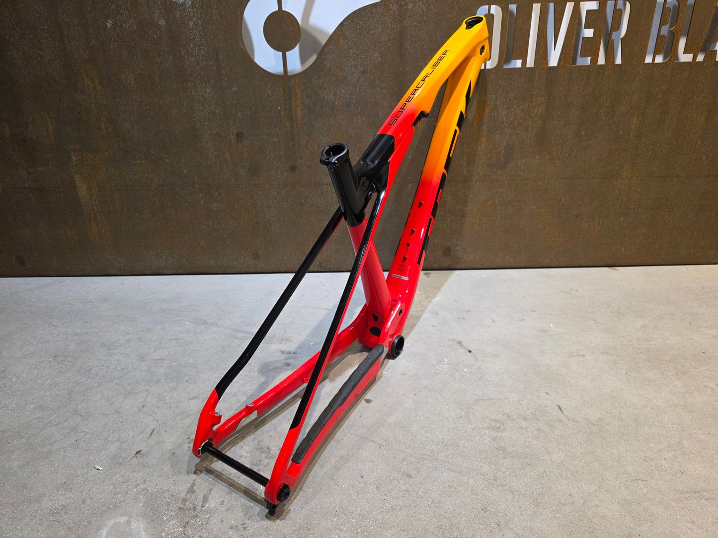 Mountainbikerahmen von Trek, TREK SUPERCALIBER GEN 1 FRAMESET / L vor USEDBIKES - OB.DE Hintergrund