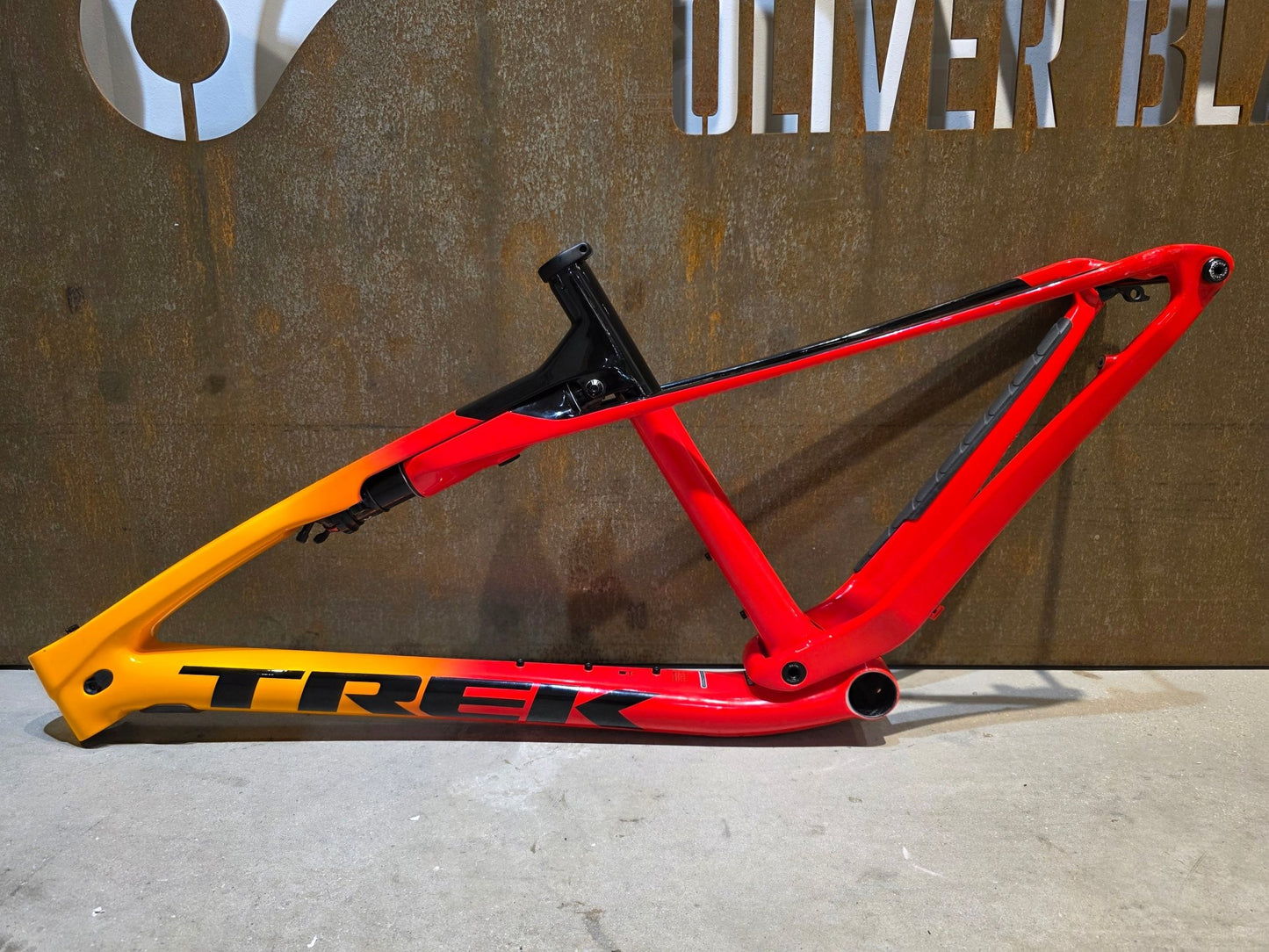 Mountainbikerahmen von Trek, TREK SUPERCALIBER GEN 1 FRAMESET / L vor USEDBIKES - OB.DE Hintergrund
