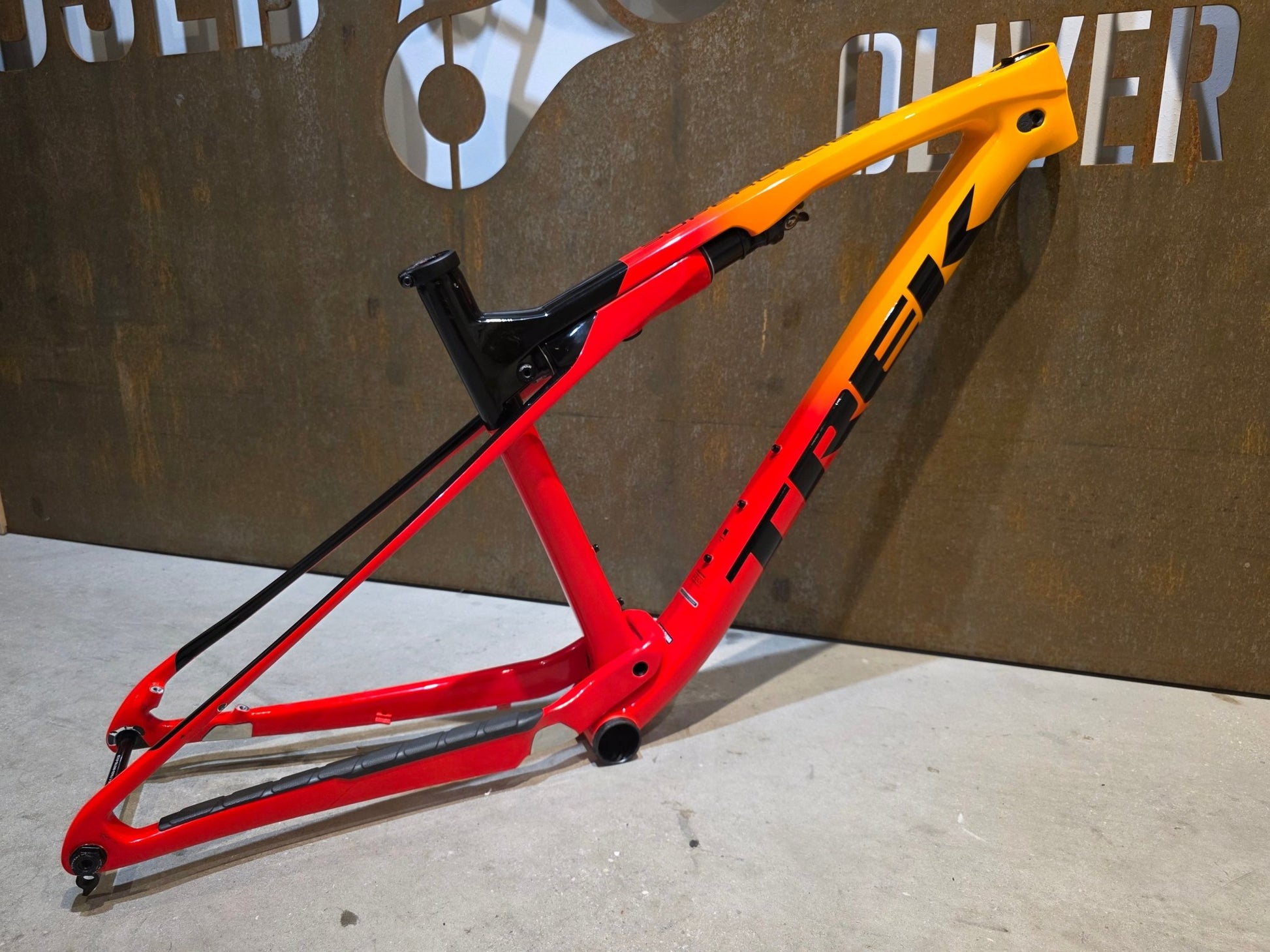 Mountainbikerahmen von Trek, TREK SUPERCALIBER GEN 1 FRAMESET / L vor USEDBIKES - OB.DE Hintergrund