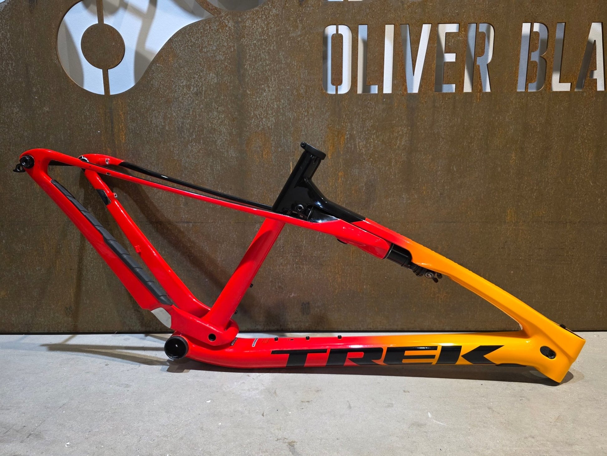 Mountainbikerahmen von Trek, TREK SUPERCALIBER GEN 1 FRAMESET / L vor USEDBIKES - OB.DE Hintergrund