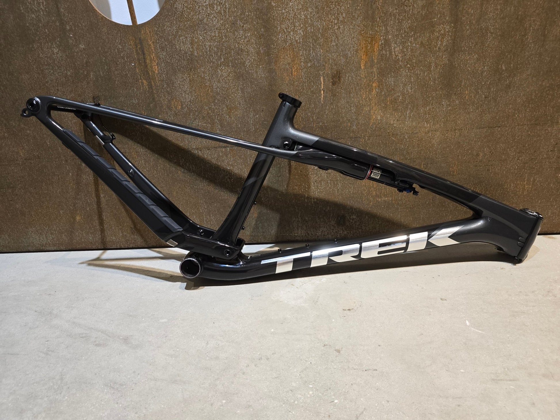 Mountainbikerahmen von Trek, TREK SUPERCALIBER SLR GEN 2 FRAMESET / S & M in variant_title vor USEDBIKES - OB.DE Hintergrund