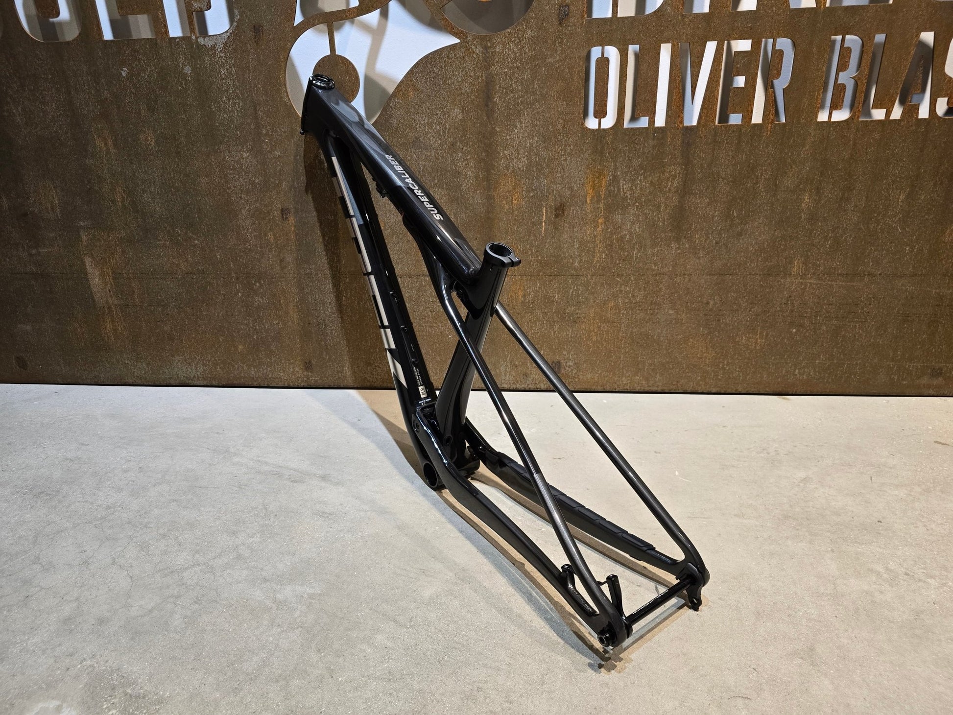 Mountainbikerahmen von Trek, TREK SUPERCALIBER SLR GEN 2 FRAMESET / S & M in variant_title vor USEDBIKES - OB.DE Hintergrund