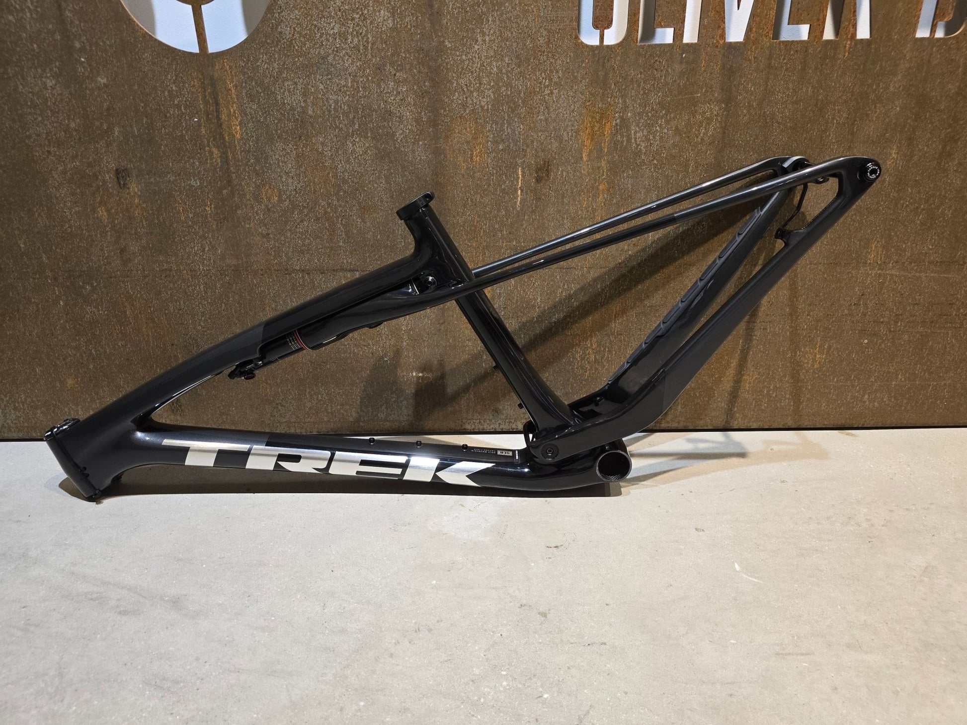 Mountainbikerahmen von Trek, TREK SUPERCALIBER SLR GEN 2 FRAMESET / S & M in variant_title vor USEDBIKES - OB.DE Hintergrund