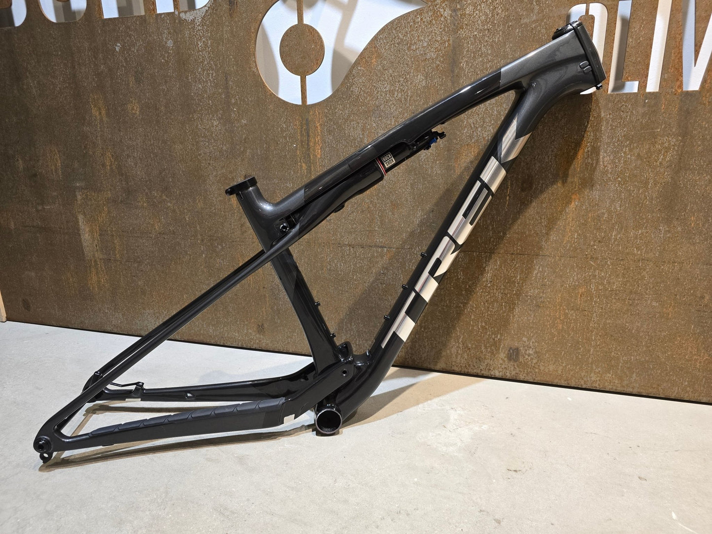 Mountainbikerahmen von Trek, TREK SUPERCALIBER SLR GEN 2 FRAMESET / S & M in variant_title vor USEDBIKES - OB.DE Hintergrund