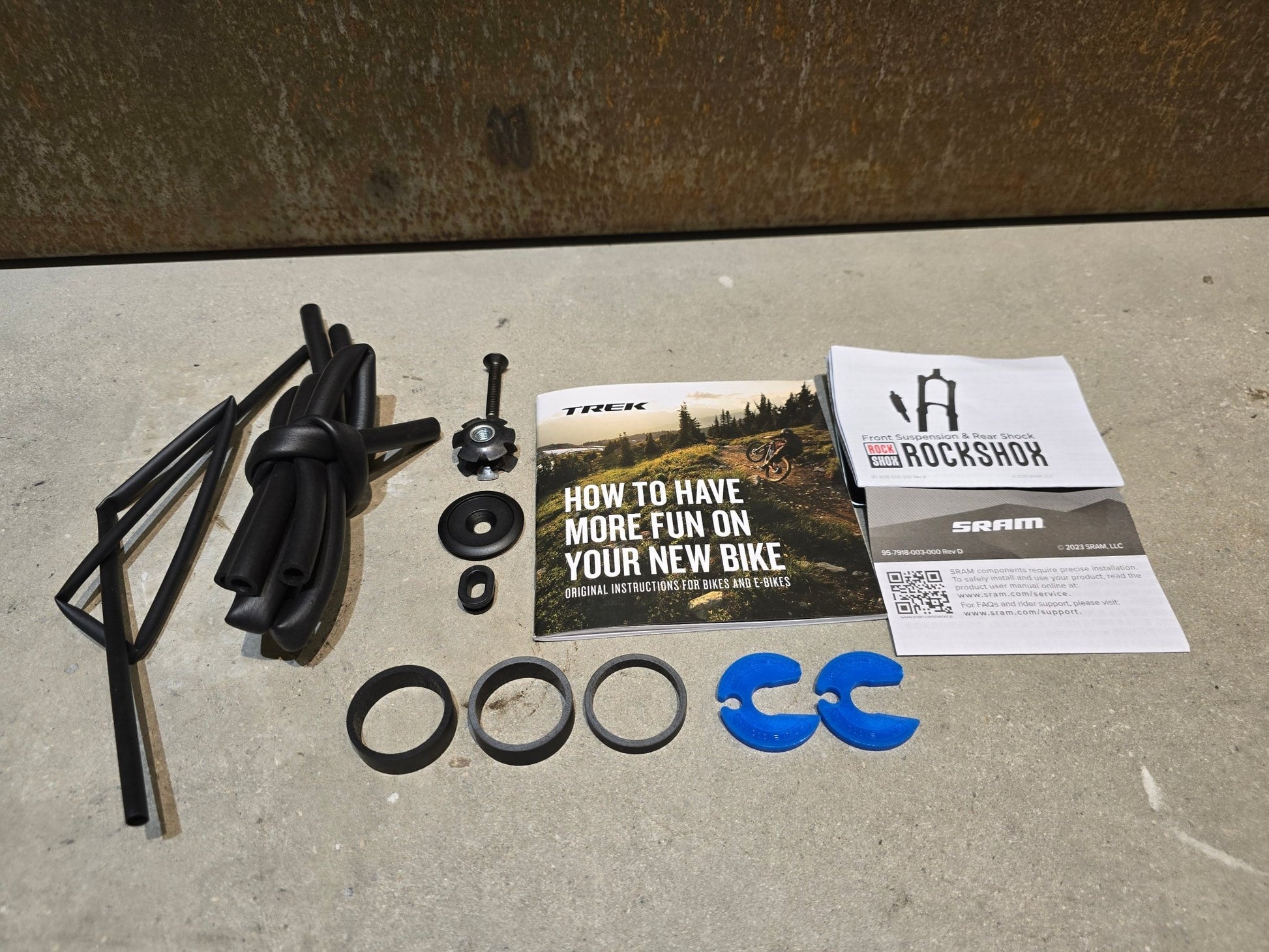 Mountainbikerahmen von Trek, TREK SUPERCALIBER SLR GEN 2 FRAMESET / S & M in variant_title vor USEDBIKES - OB.DE Hintergrund