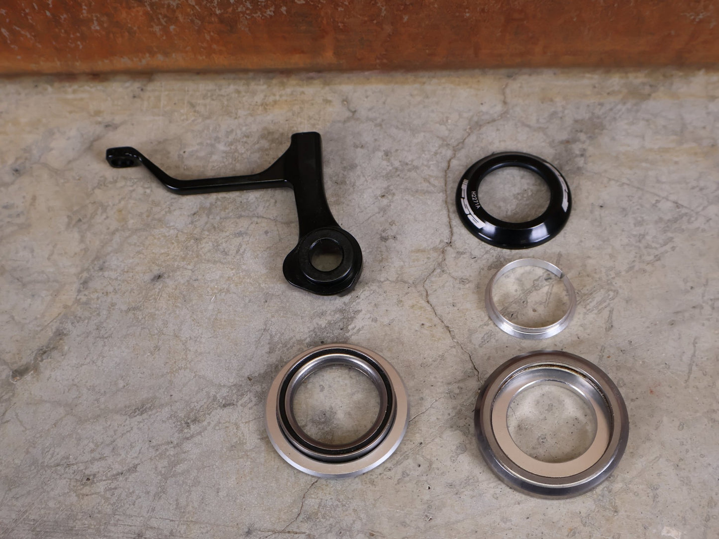 Mountainbikerahmen von Trek, TREK SUPERCALIBER SLR GEN 2 RAHMENSET – OCLV CARBON FACTORY TEAM LACKIERUNG / S vor USEDBIKES - OB.DE Hintergrund