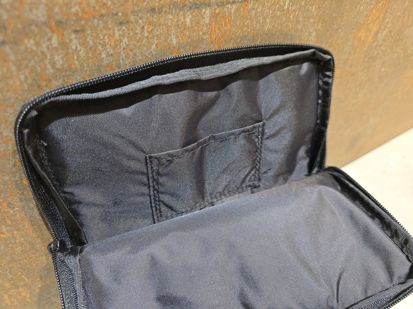 Taschen & Rucksäcke von Trek, TREK TASCHE FÜR DOKUMENTE & ZUBEHÖR in variant_title vor USEDBIKES - OB.DE Hintergrund