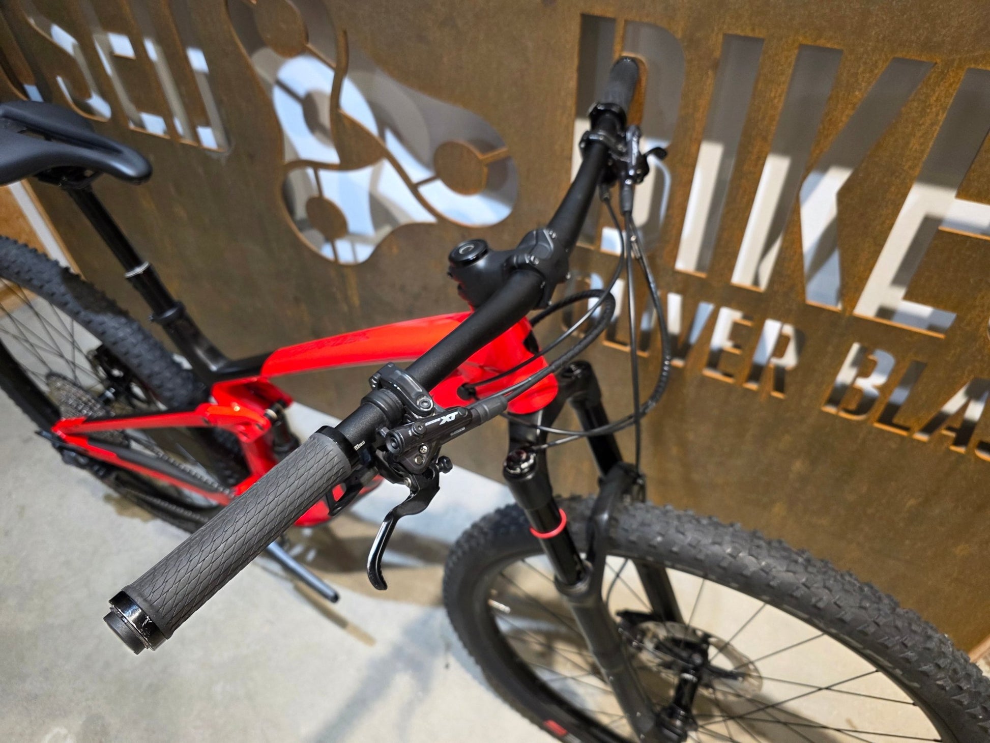 Mountainbike von Trek, TREK TOP FUEL 9.7 / CUSTOM / GEN 2 / M vor USEDBIKES - OB.DE Hintergrund