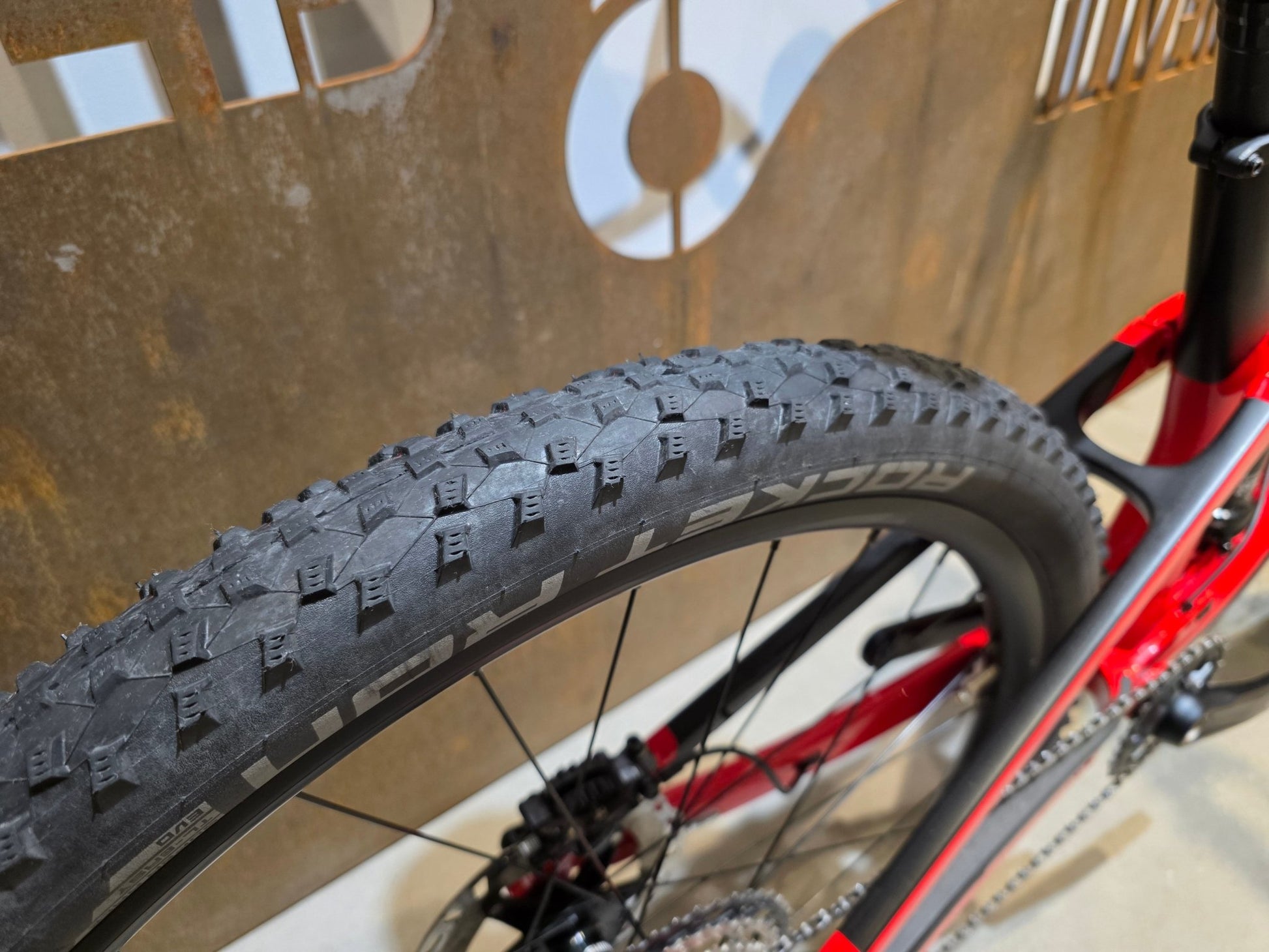 Mountainbike von Trek, TREK TOP FUEL 9.7 / CUSTOM / GEN 2 / M vor USEDBIKES - OB.DE Hintergrund