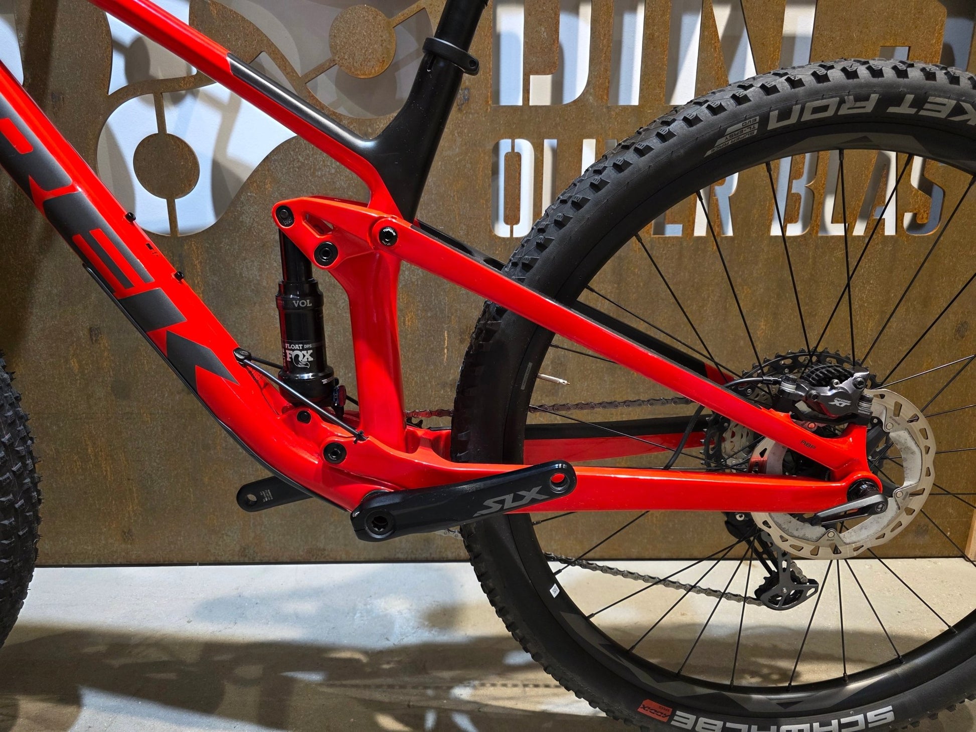 Mountainbike von Trek, TREK TOP FUEL 9.7 / CUSTOM / GEN 2 / M vor USEDBIKES - OB.DE Hintergrund