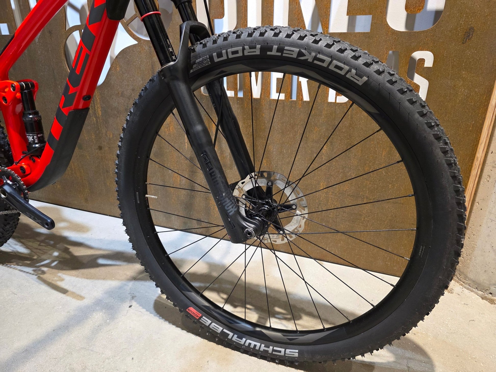 Mountainbike von Trek, TREK TOP FUEL 9.7 / CUSTOM / GEN 2 / M vor USEDBIKES - OB.DE Hintergrund