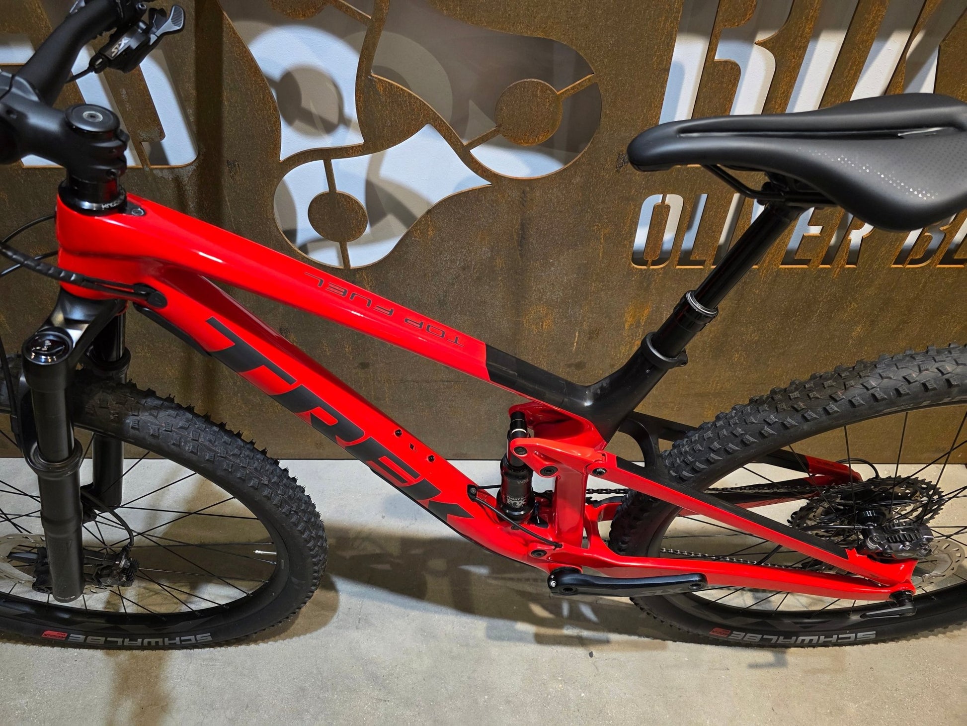 Mountainbike von Trek, TREK TOP FUEL 9.7 / CUSTOM / GEN 2 / M vor USEDBIKES - OB.DE Hintergrund