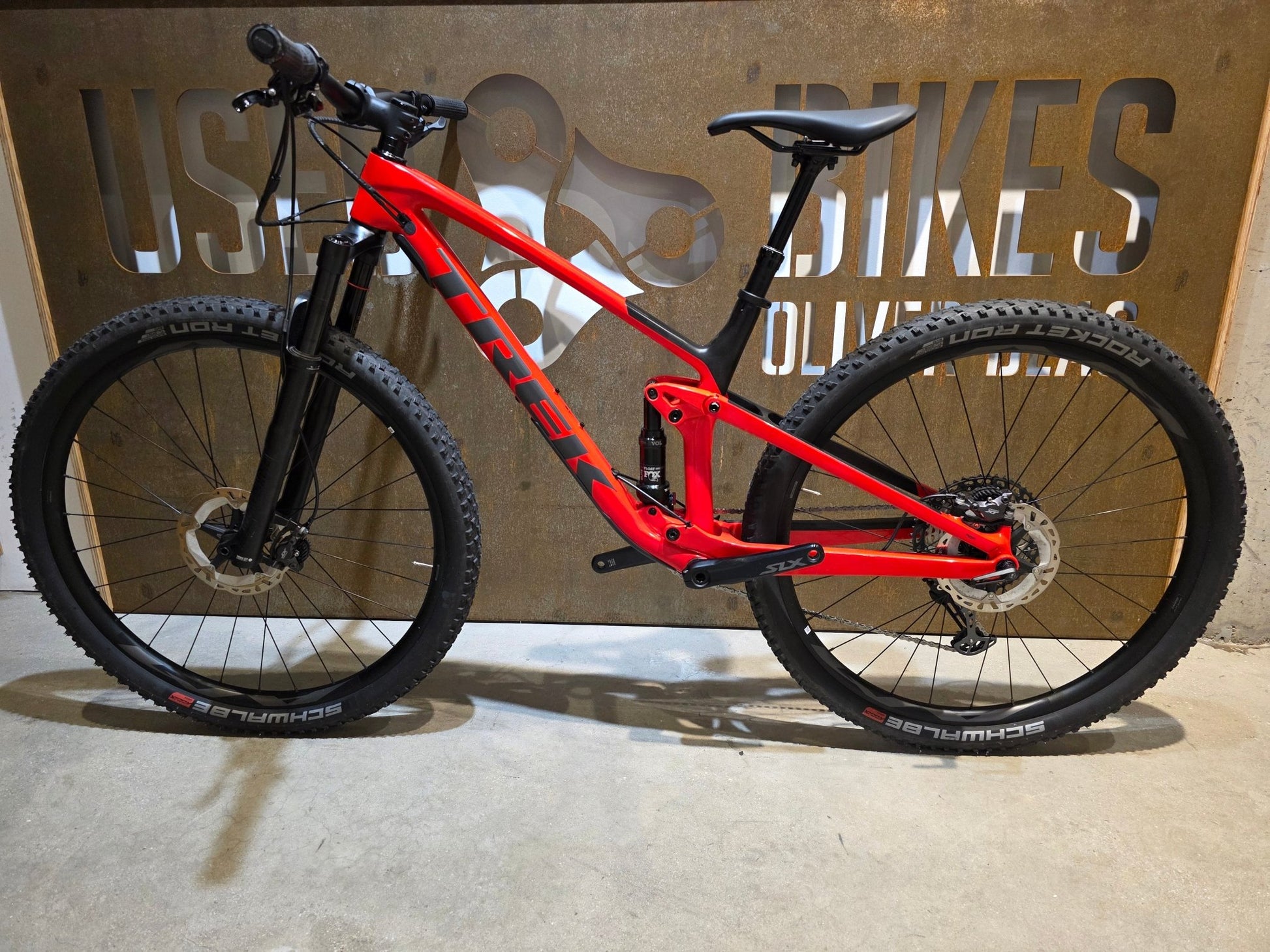 Mountainbike von Trek, TREK TOP FUEL 9.7 / CUSTOM / GEN 2 / M vor USEDBIKES - OB.DE Hintergrund