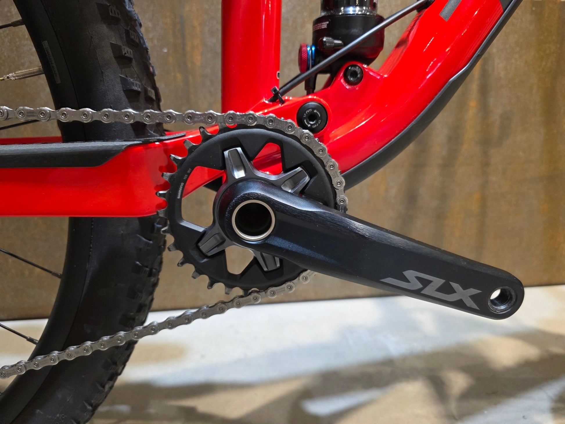 Mountainbike von Trek, TREK TOP FUEL 9.7 / CUSTOM / GEN 2 / M vor USEDBIKES - OB.DE Hintergrund