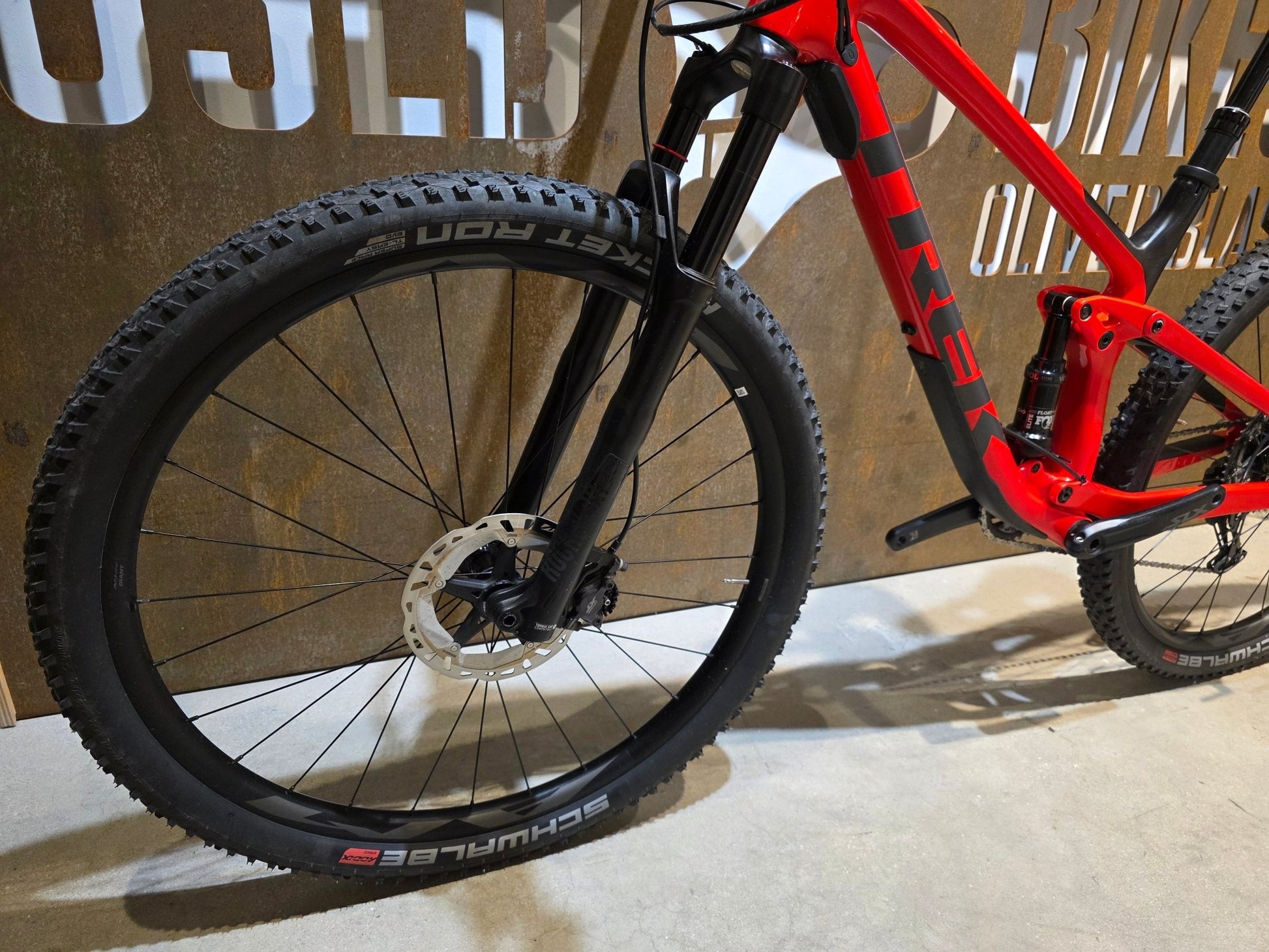 Mountainbike von Trek, TREK TOP FUEL 9.7 / CUSTOM / GEN 2 / M vor USEDBIKES - OB.DE Hintergrund