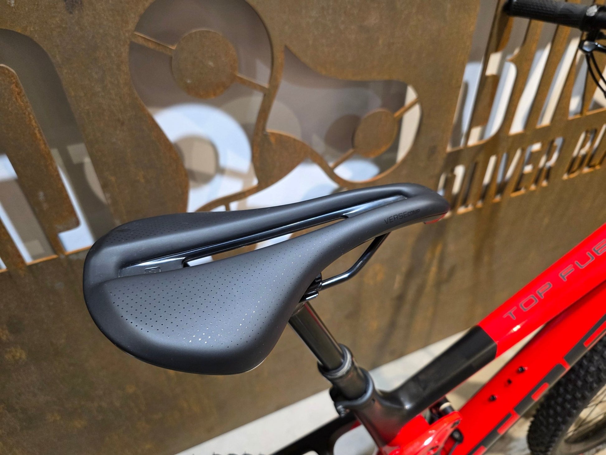 Mountainbike von Trek, TREK TOP FUEL 9.7 / CUSTOM / GEN 2 / M vor USEDBIKES - OB.DE Hintergrund