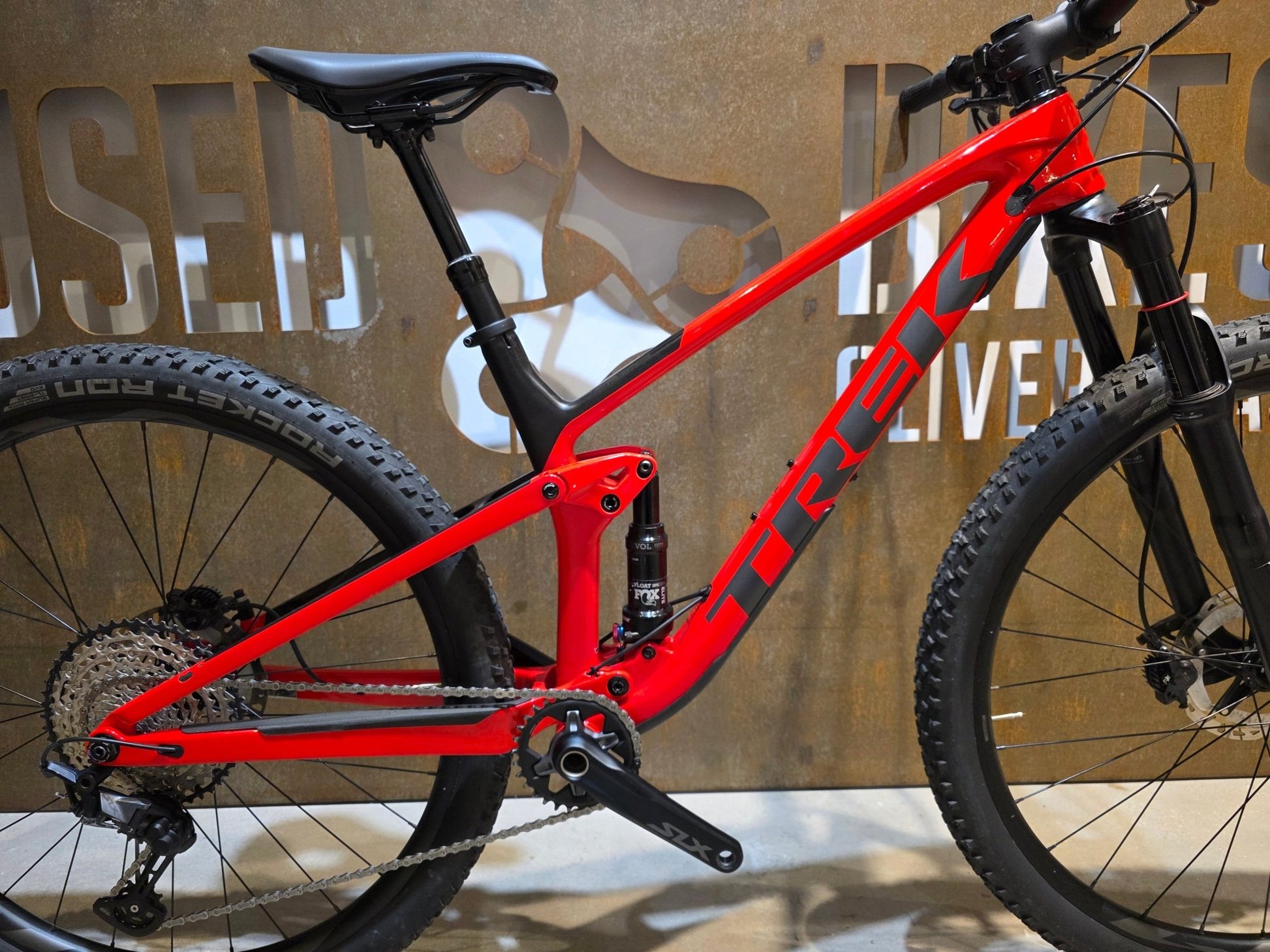 Mountainbike von Trek, TREK TOP FUEL 9.7 / CUSTOM / GEN 2 / M vor USEDBIKES - OB.DE Hintergrund