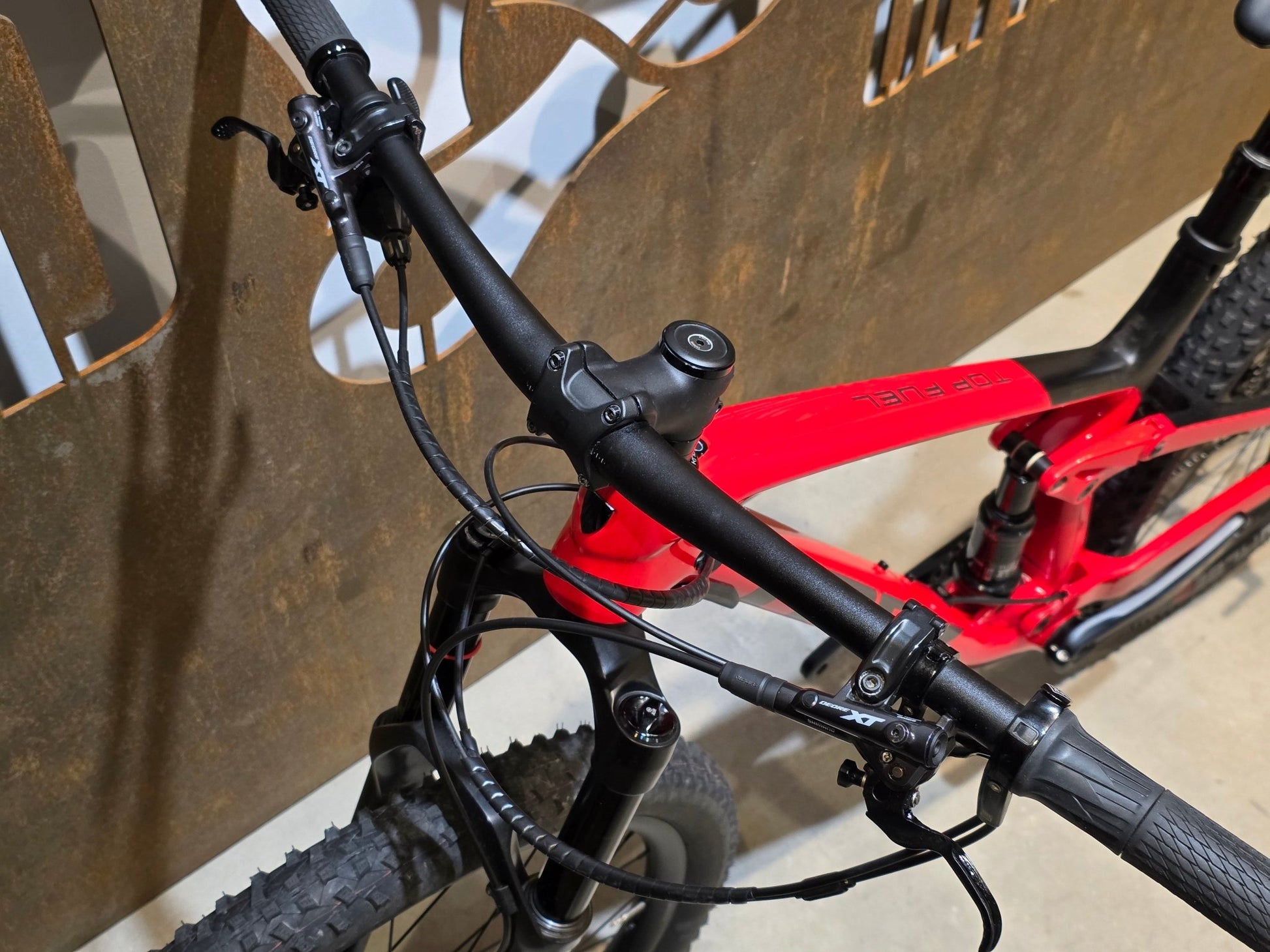 Mountainbike von Trek, TREK TOP FUEL 9.7 / CUSTOM / GEN 2 / M vor USEDBIKES - OB.DE Hintergrund