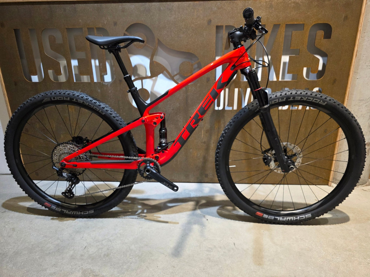 Mountainbike von Trek, TREK TOP FUEL 9.7 / CUSTOM / GEN 2 / M vor USEDBIKES - OB.DE Hintergrund