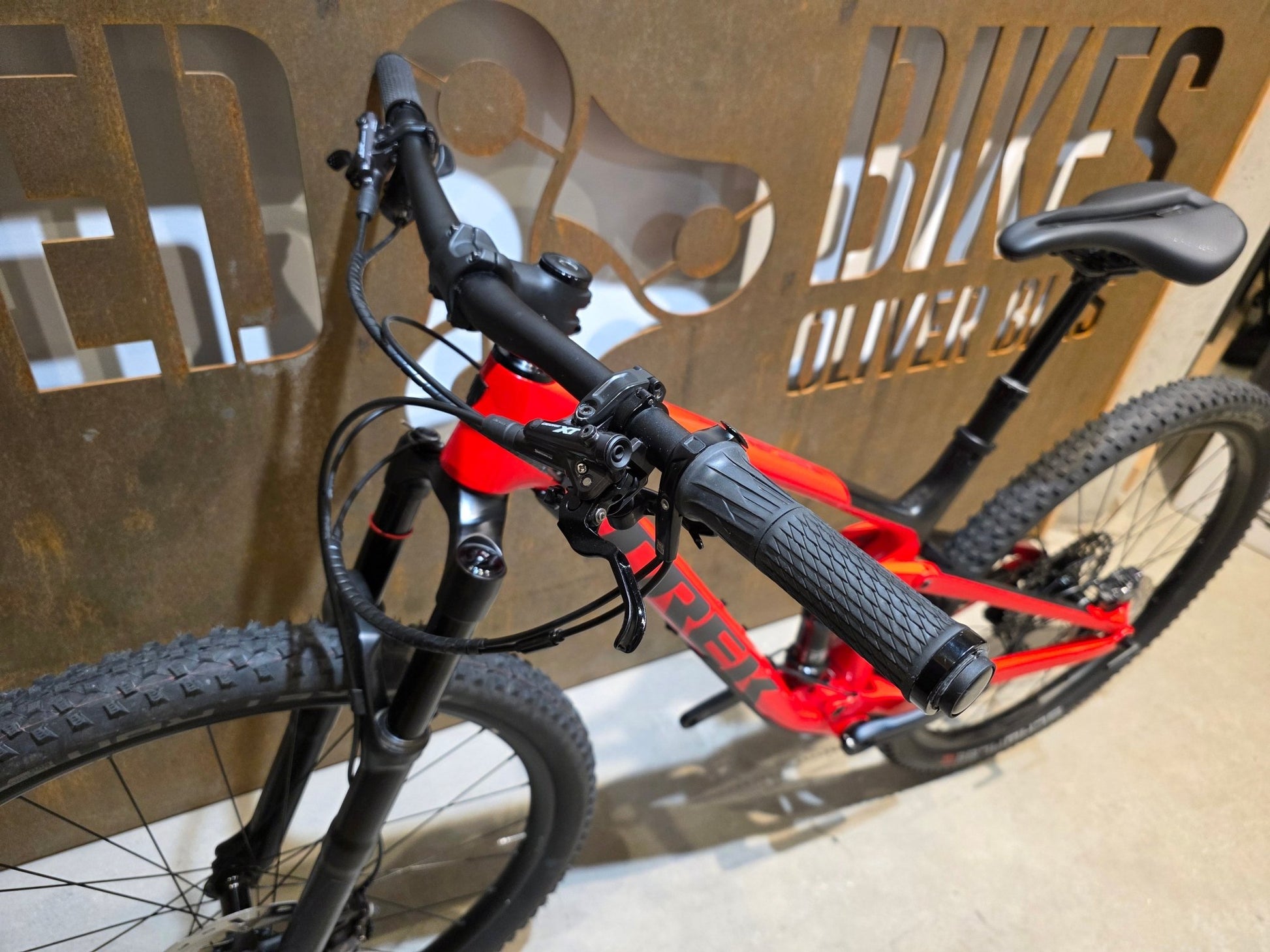 Mountainbike von Trek, TREK TOP FUEL 9.7 / CUSTOM / GEN 2 / M vor USEDBIKES - OB.DE Hintergrund