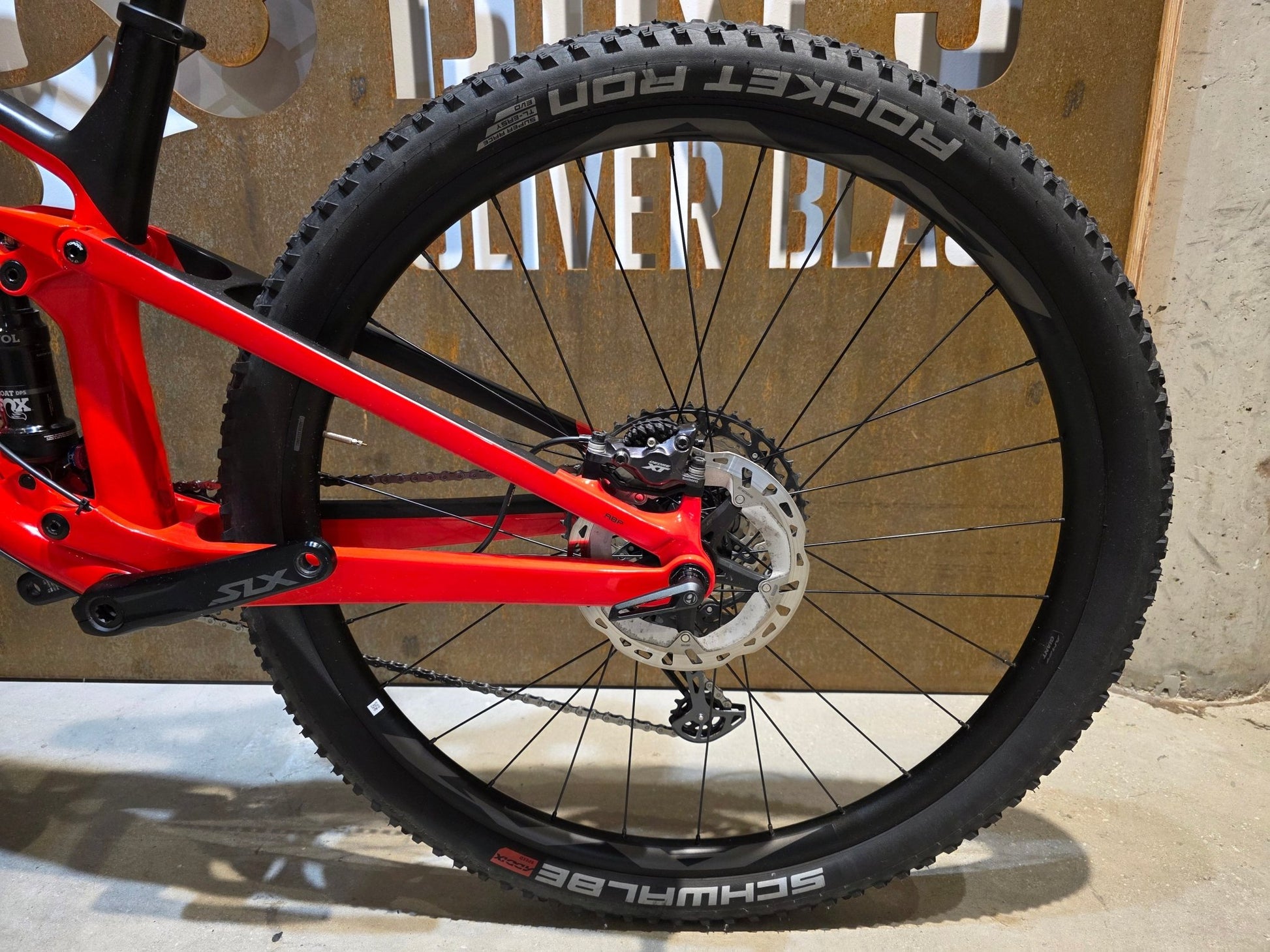 Mountainbike von Trek, TREK TOP FUEL 9.7 / CUSTOM / GEN 2 / M vor USEDBIKES - OB.DE Hintergrund