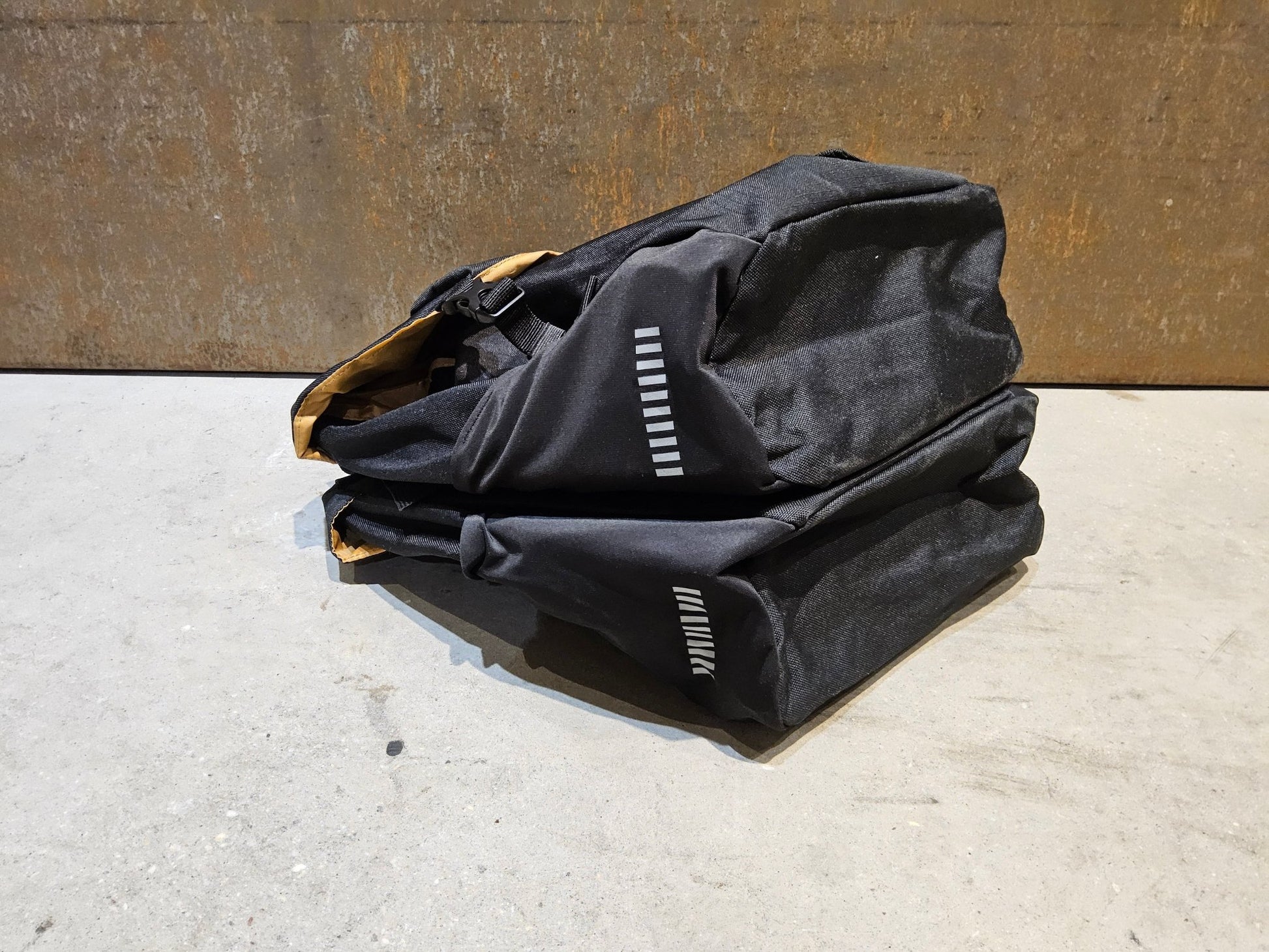 Taschen & Rucksäcke von Trek, TREK TOWN DOPPELPACKTASCHE / 17 LITER vor USEDBIKES - OB.DE Hintergrund