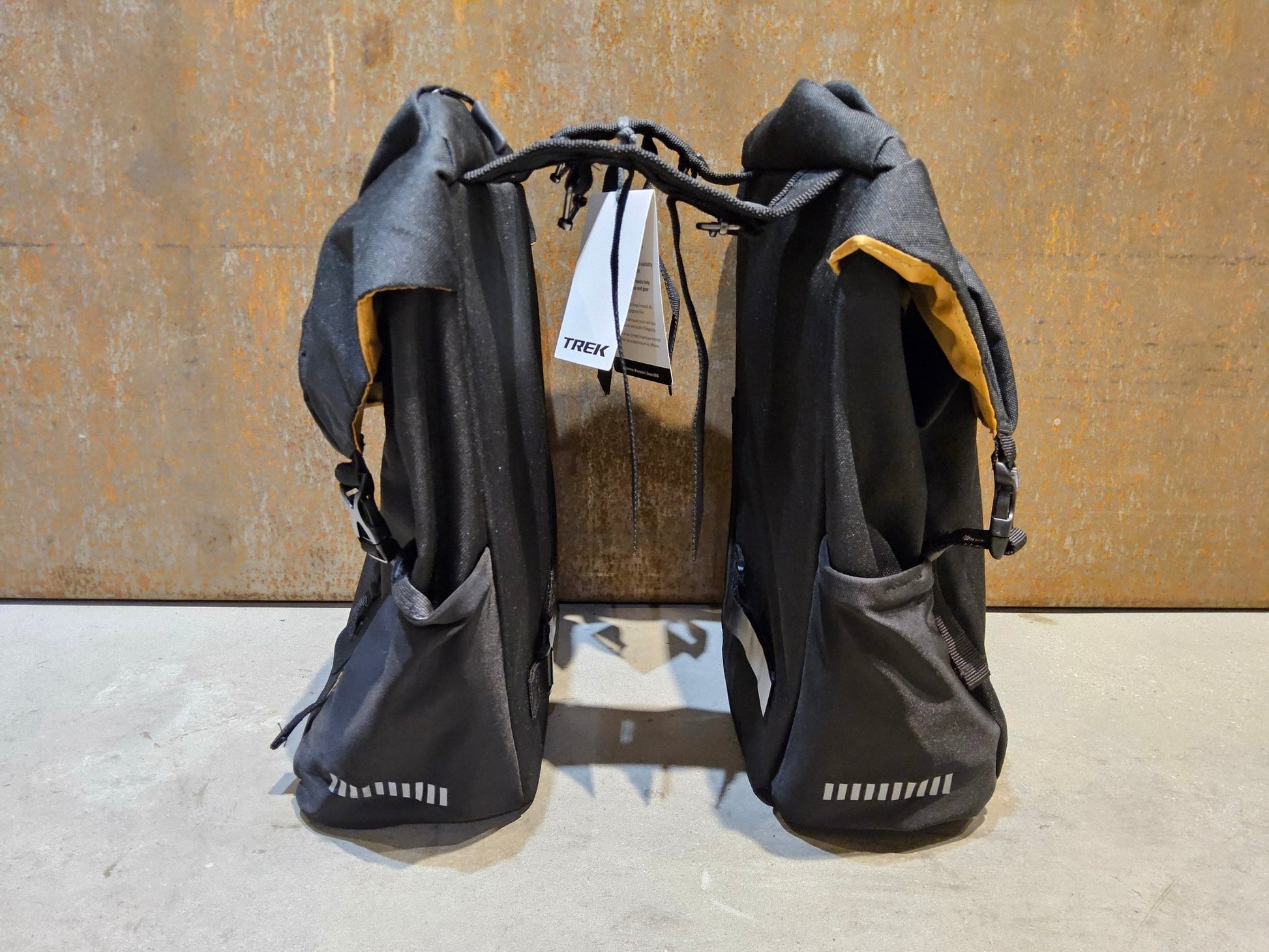 Taschen & Rucksäcke von Trek, TREK TOWN DOPPELPACKTASCHE / 17 LITER vor USEDBIKES - OB.DE Hintergrund